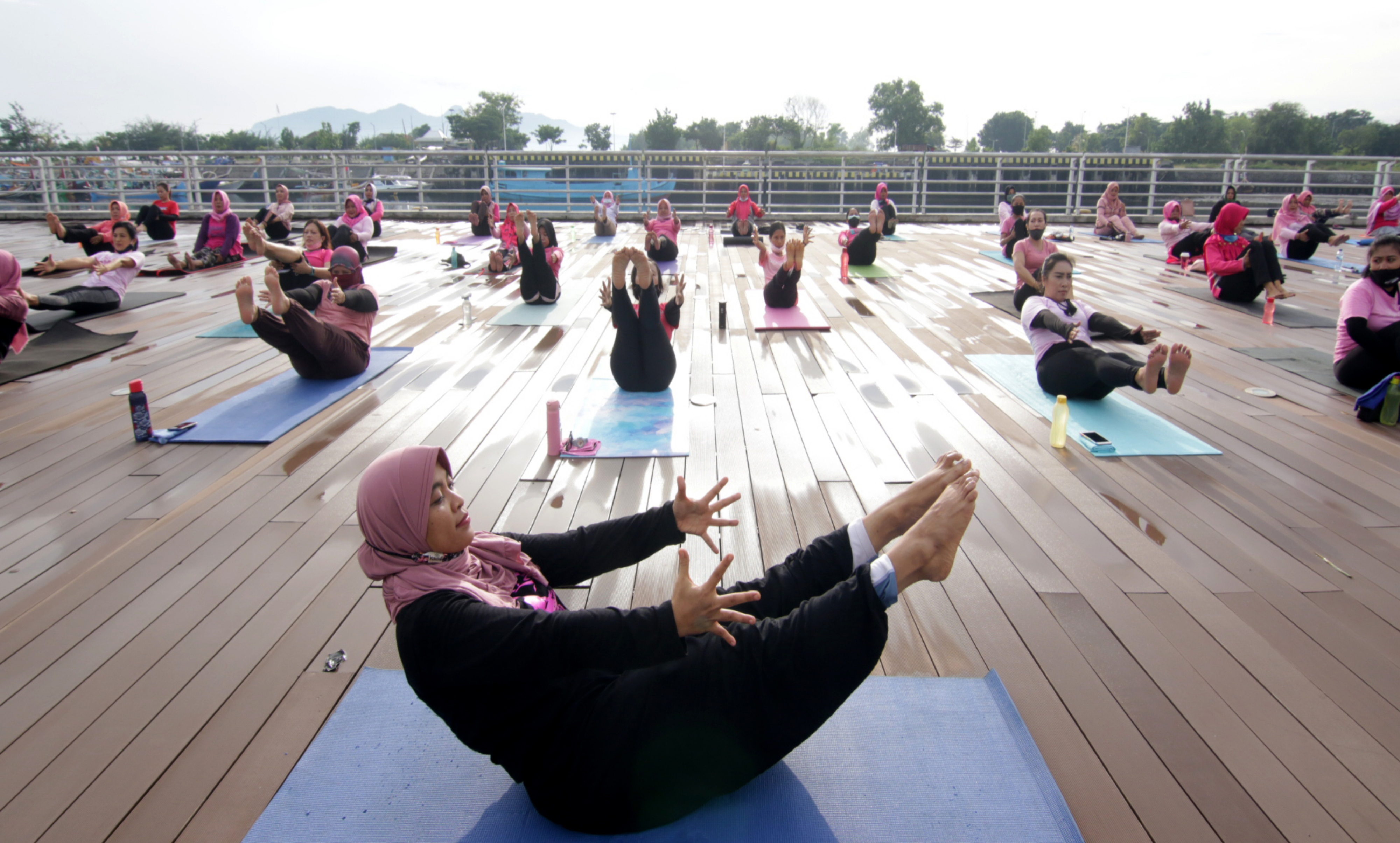 Warga melakukan gerakan yoga di Pulau Wangi, Pantai Boom, Banyuwangi, Jawa Timur, Minggu (6/12/2020)