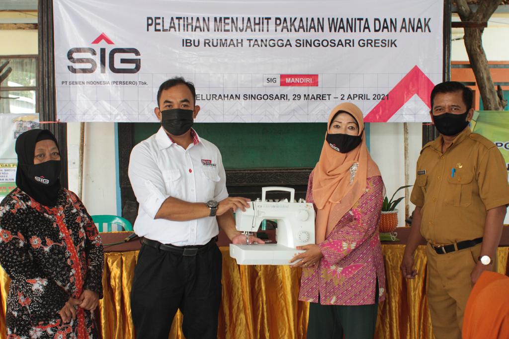 PT Semen Indonesia melatih sejumlah ibu rumah tangga di Gresik, Jawa Timur, untuk memiliki keahlian menjahit