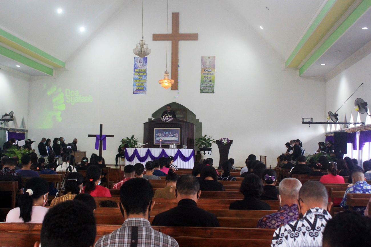 Ibadah Jumat Agung mengenang wafatnya Yesus Kristus di Gereja Efata, Kota Kupang, Nusa Tenggara Timur, Jumat (30/3).