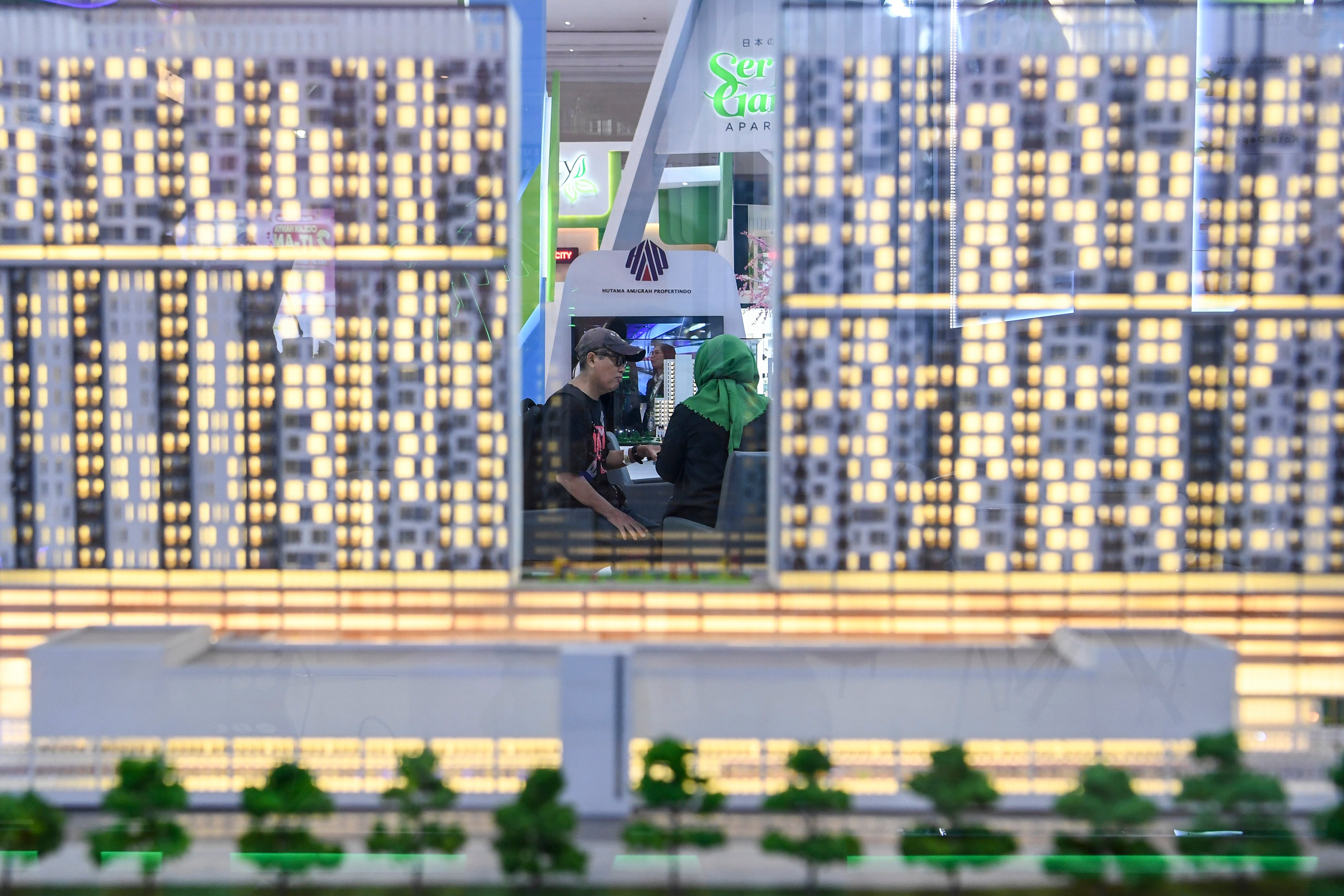  Pengunjung mendapatkan penjelasan dari pihak pengembang apartemen saat pameran hunian Indonesia Property Expo 2020  di Jakarta.