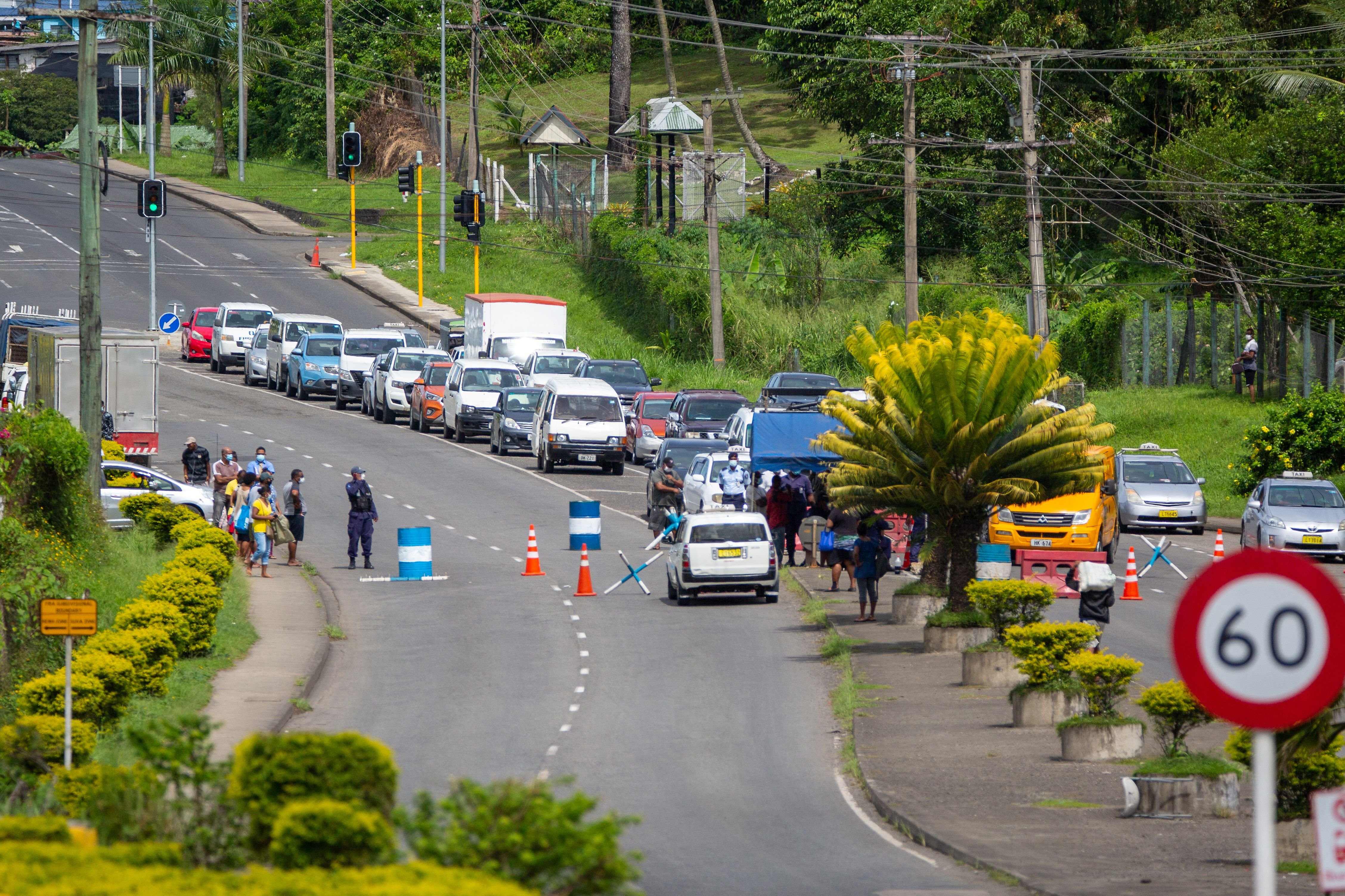 Aparat keamanan melakukan pemeriksaan kendaraan di Kota Suva, ibu kota Fiji, bersamaan dengan penerapan lockdown cegah Civid-19.