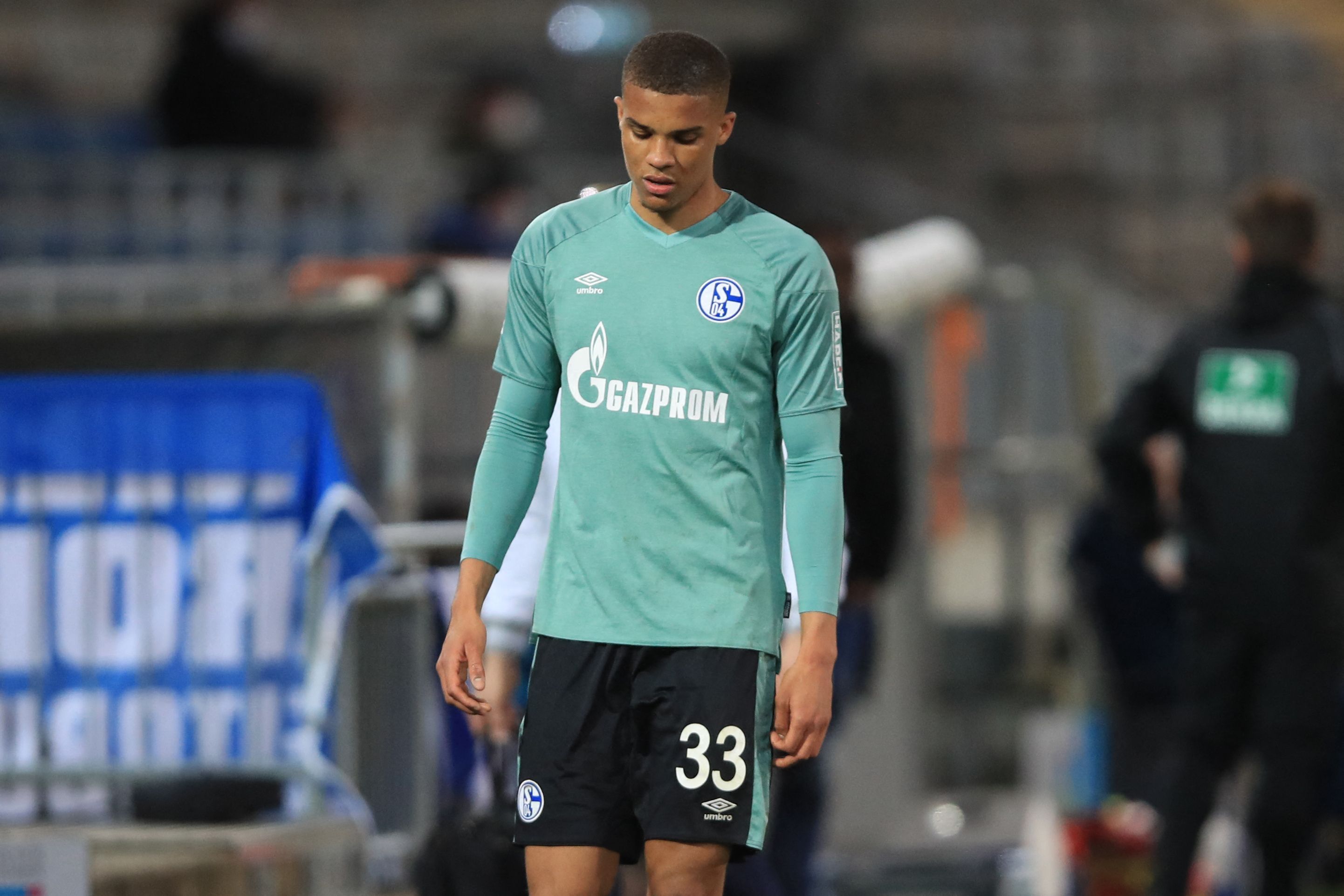 Gelandang Schalke Malick Thiaw bereaksi usai laga Bundesliga melawan Arminia Bielefeld.
