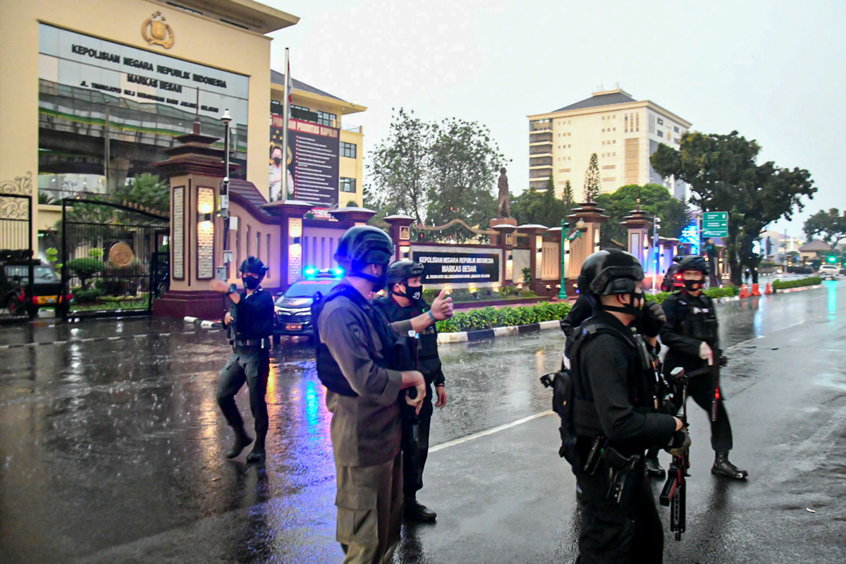Polisi melakukan penjagaan ketat di Mabes Polri di Jalan Trunojoyo seusai terkait aksi teror, Rabu (31/3).