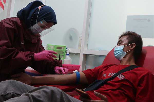 Warga mendonorkan darah di Temanggung. Rabu (13/1/2021)