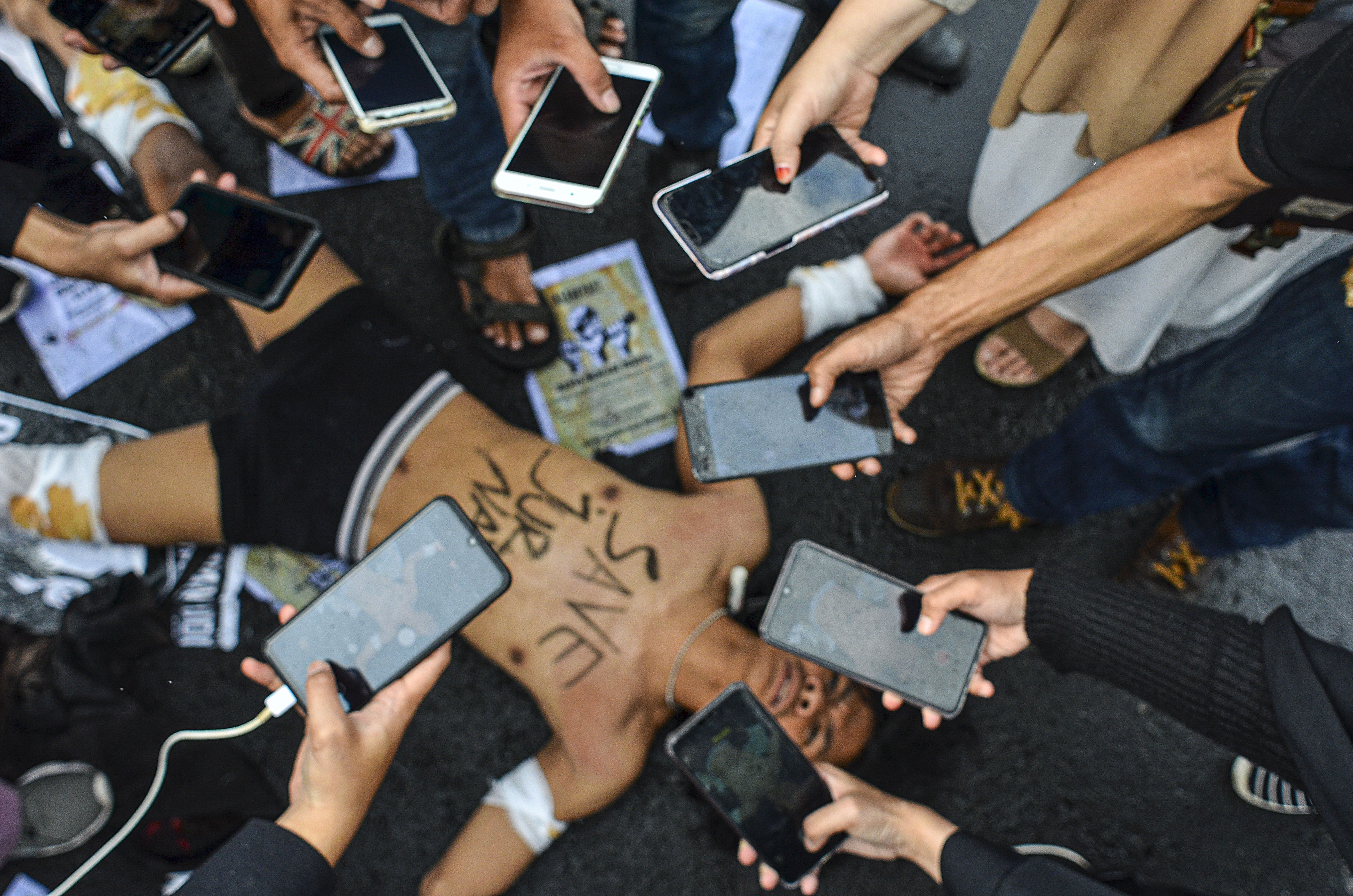 Jurnalis dalam Forum Jurnalis Tasik Melawan melakukan aksi solidaritas di Tugu Asmaul Khusna, Kota Tasikmalaya, Kamis (1/4/2021)