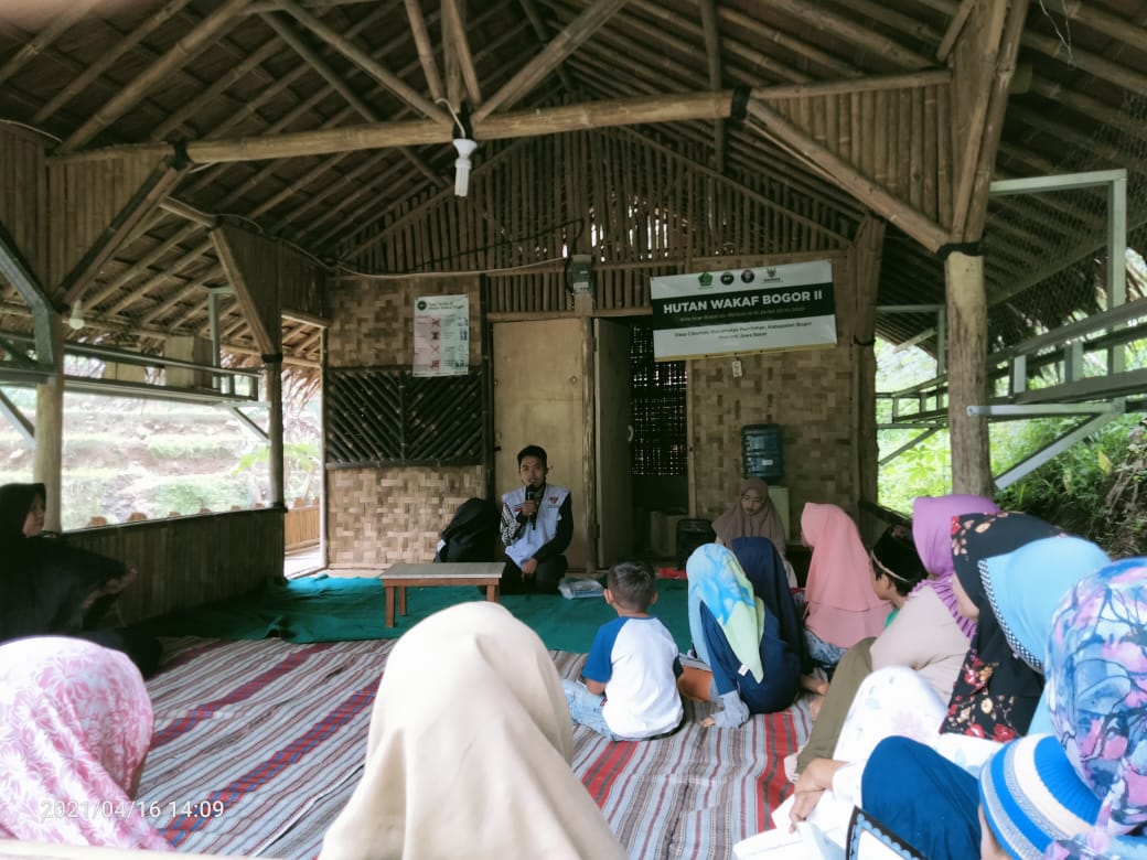 Kegiatan dilakukan dengan penyampaian kajian oleh Relawan dari Yayasan Hutan Wakaf Bogor.
