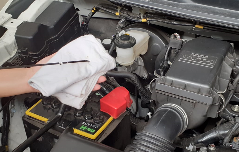 Memeriksa kondisi oli mesin.