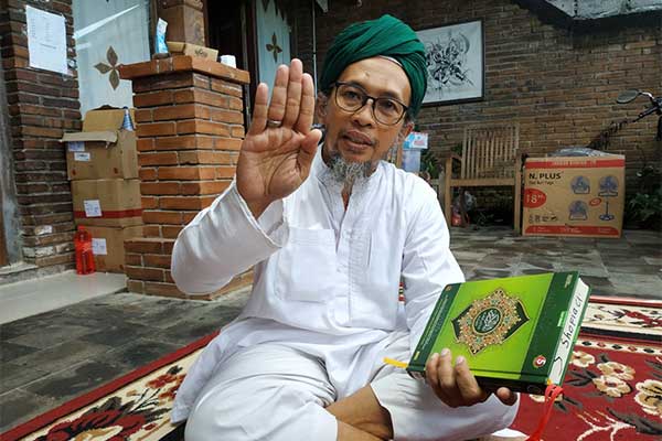 Ustadz Abu Kahfi menunjukkan beberapa huruf dalam bahasa isyarat huruf hijaiyah. 