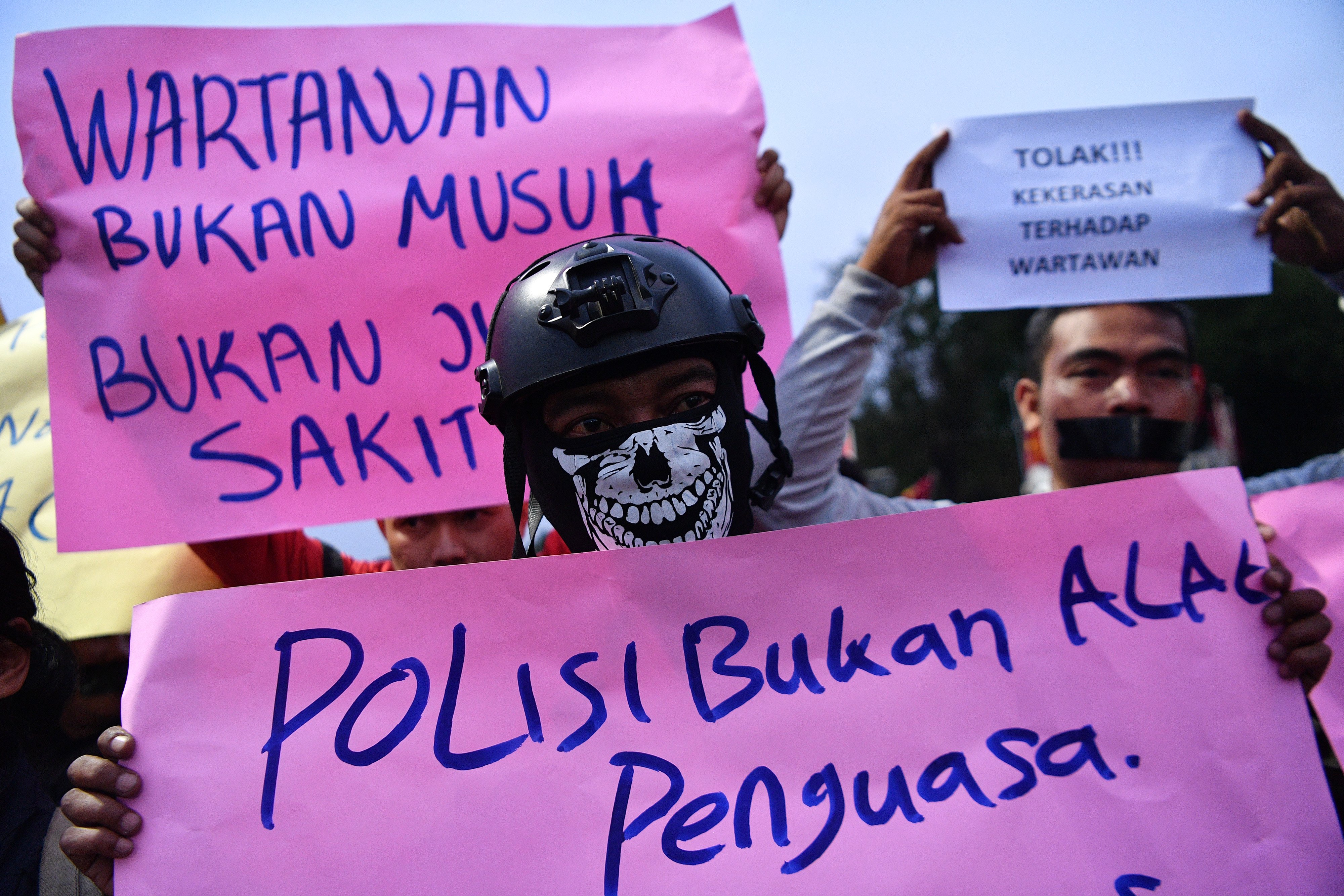 Wartawan Hitam Jakarta menggelar aksi mengutuk kekerasan yang dilakukan aparat kepolisian saat meliput unjuk rasa polemik RKUHP.