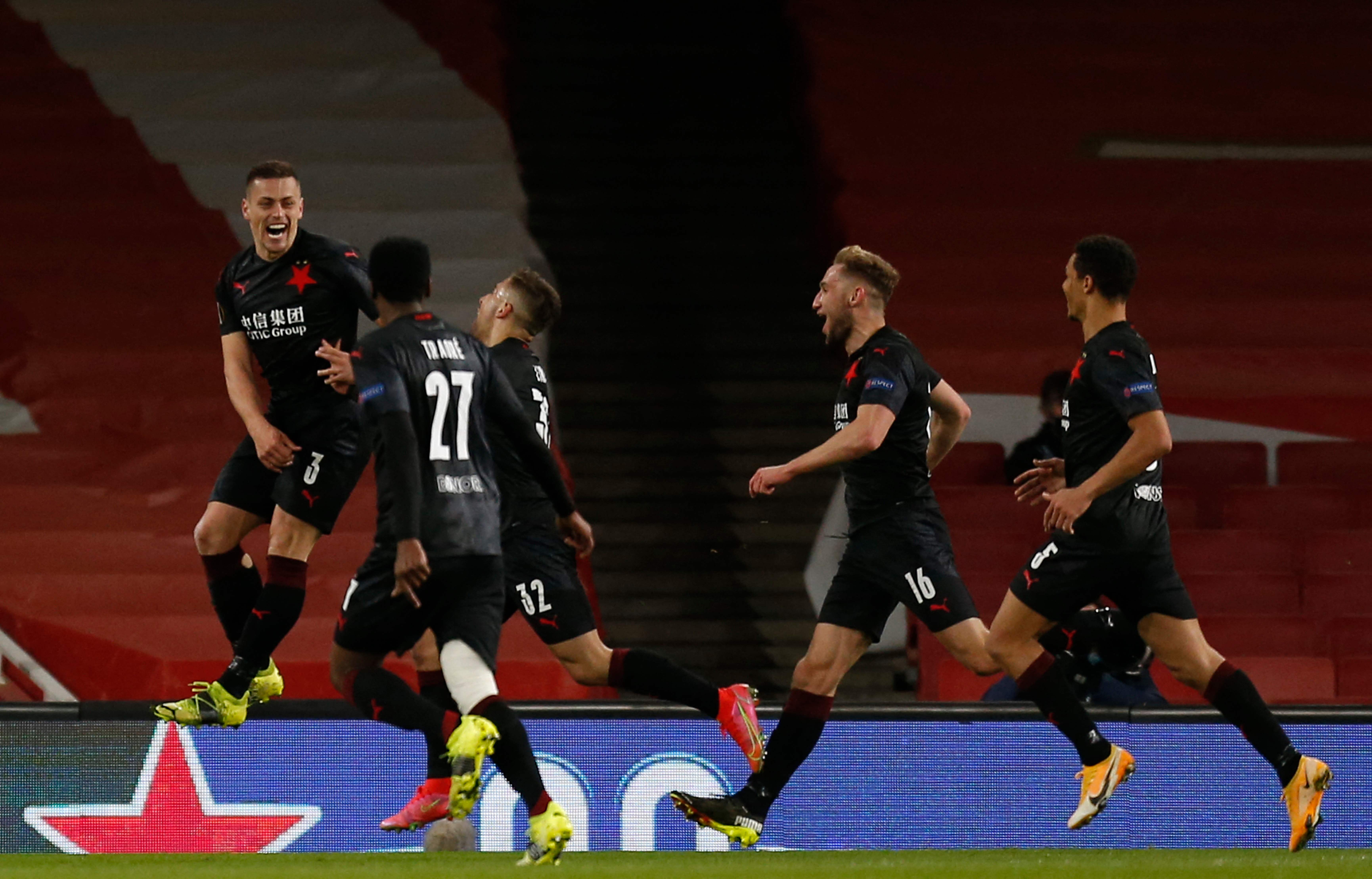 Bek Slavia Praha Tomas Holes (kiri) melakukan selebrasi usai menjebol gawang Arsenal di laga Liga Europa.