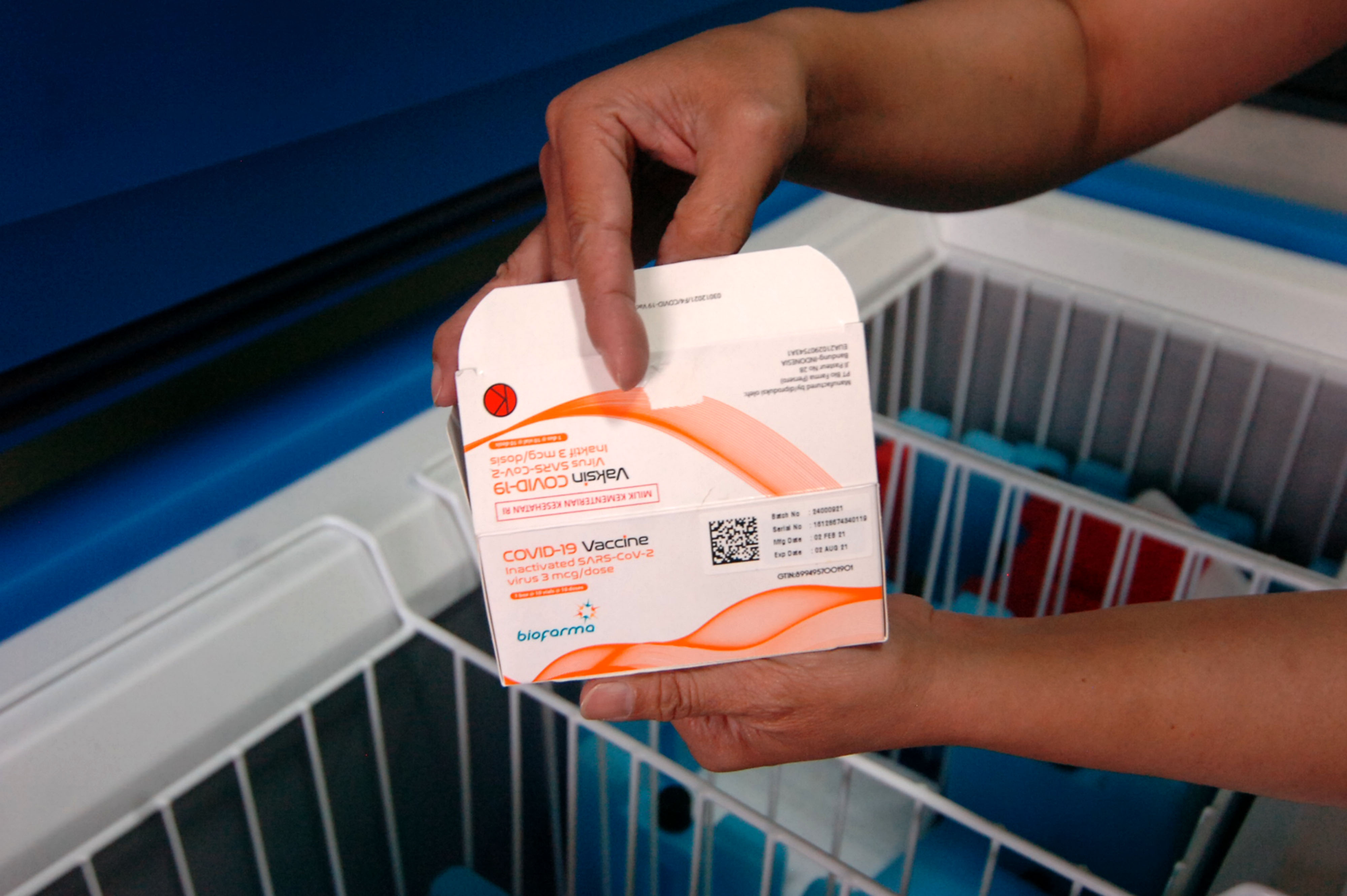 Petugas medis menunjukkan vaksin COVID-19 tahap dua di Dinas Kesehatan Tegal, Jawa Tengah, Rabu (24/3/2021).