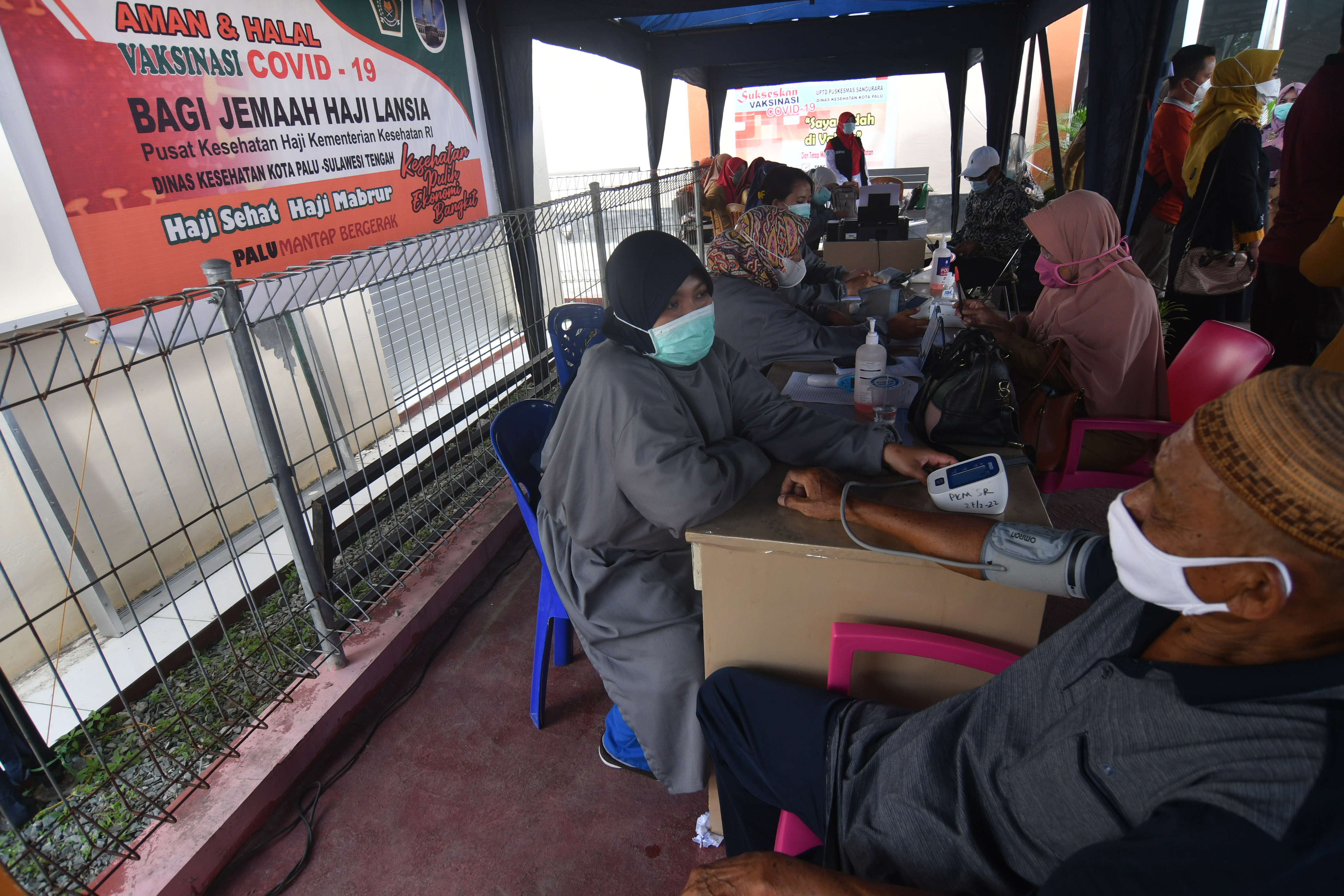 : Petugas Kesehatan melayani jemaah calon haji berusia lanjut yang mengikuti vaksinasi covid-19 dosis pertama di Palu, Sulawesi Tengah