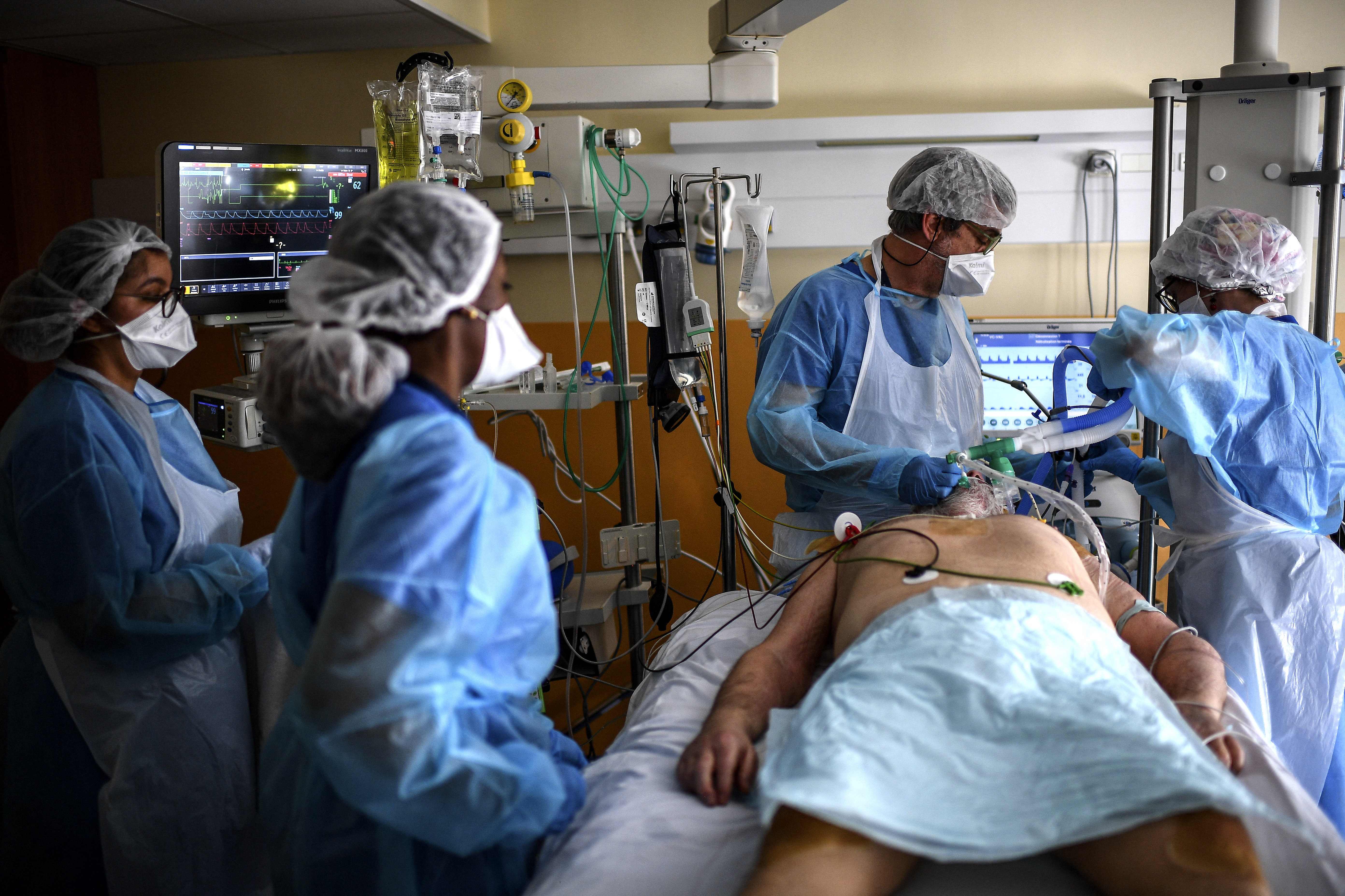 Dokter dan perawat tengah menangani pasien Covid-19 dengan alat pernapasan di RS Hopital Prive, daerah Antony, Paris selatan, Prancis.