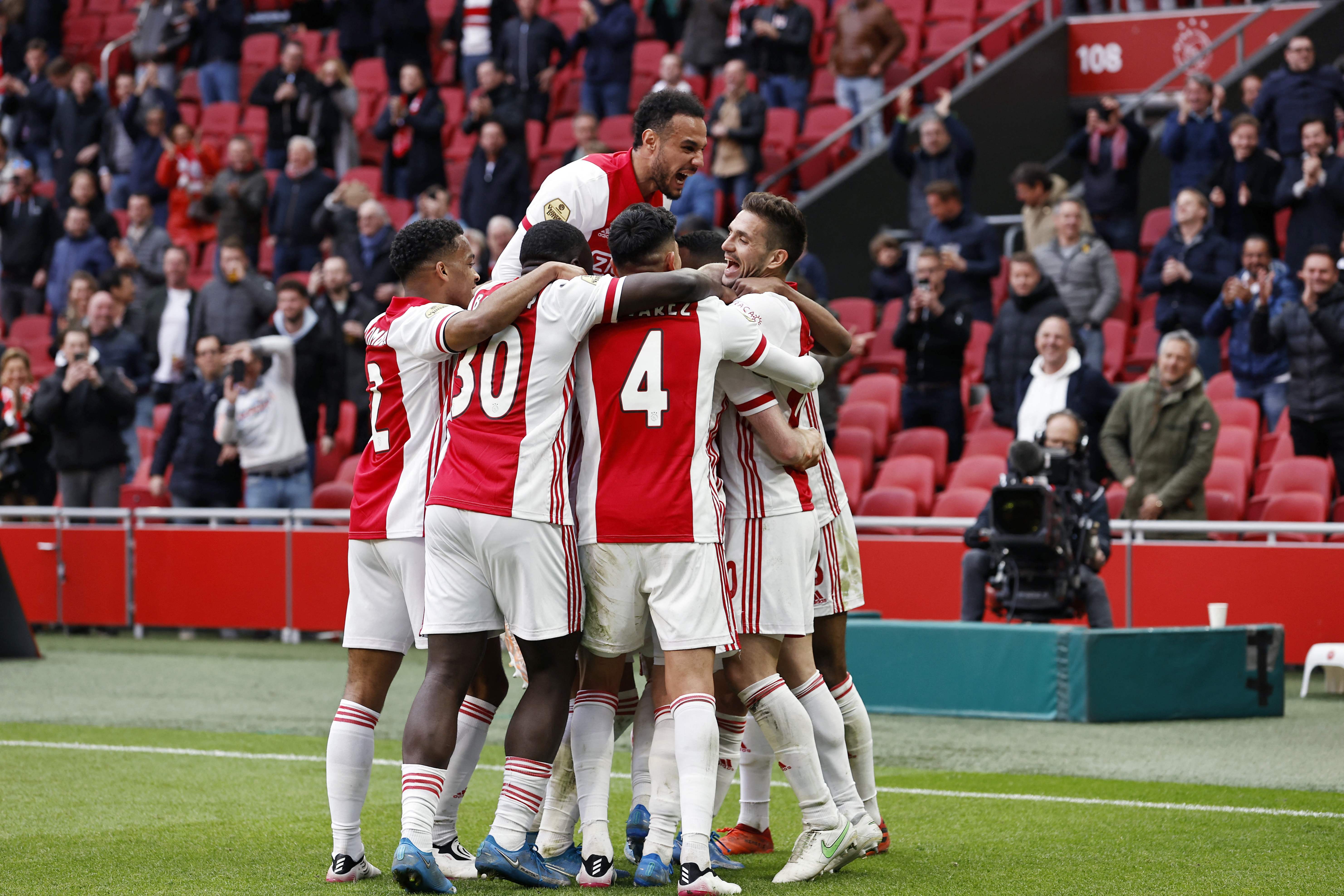 Para pemain Ajax Amsterdam melakukan selebrasi usai mencetak gol ke gawang AZ Alkmaar di laga Eredivisie.