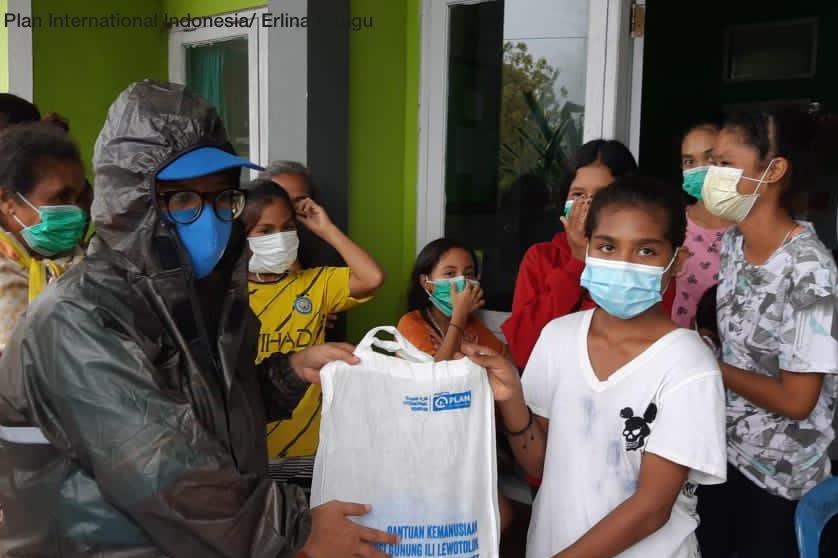 Bantuan Plan Indonesia untuk korban banjir di Lembata.