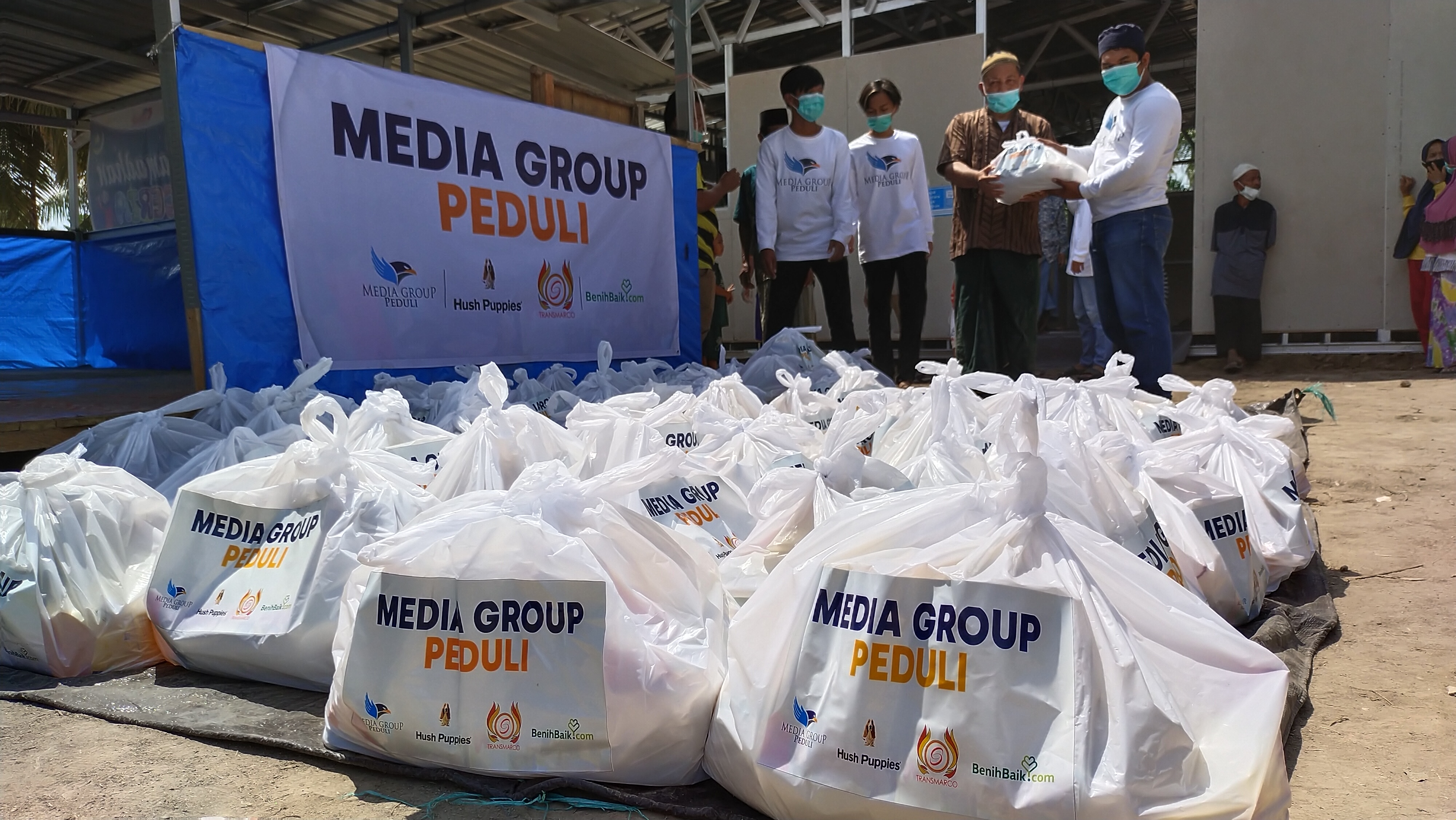  Bantuan paket sembako saat dibagikan di lokasi pengungsian Aholeang di Dusun Alle-Alle, Desa Mekatta, Kecamatan Malunda, Majene, Sulbar.