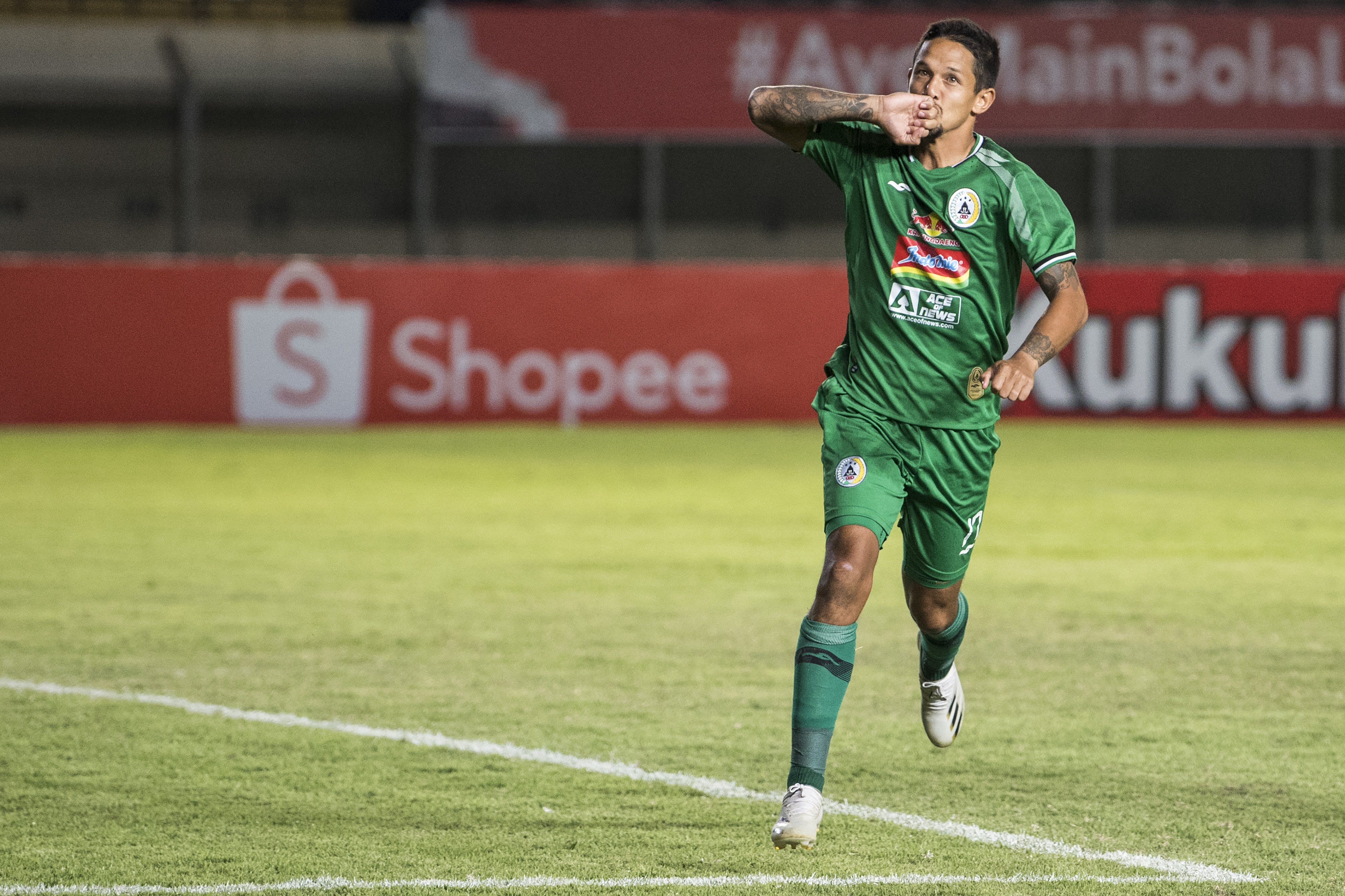 Gaya selebrasi pemain PSS Sleman Irfan Bachdim saat menjebol gawang Persebaya. Irfan masih cedera dan tak akan dimainkan saat lawan Persib. 