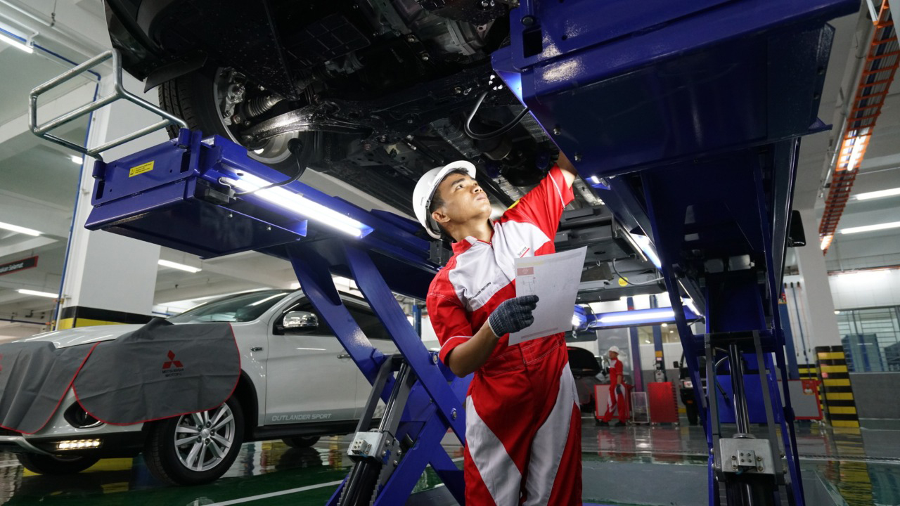 Perwatan rutin di bengkel resmi mampu mendongkrak harga jual kembali mobil bekas Anda.