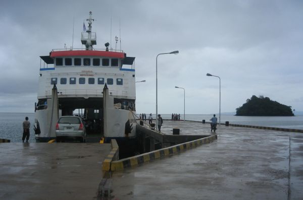 Kapal fery di Pelabuhan Kuala Bubon, Kecamatan Samatiga, Kabupaten Aceh Barat siap membawa penumpang ke Pulau Semeulue, Aceh.