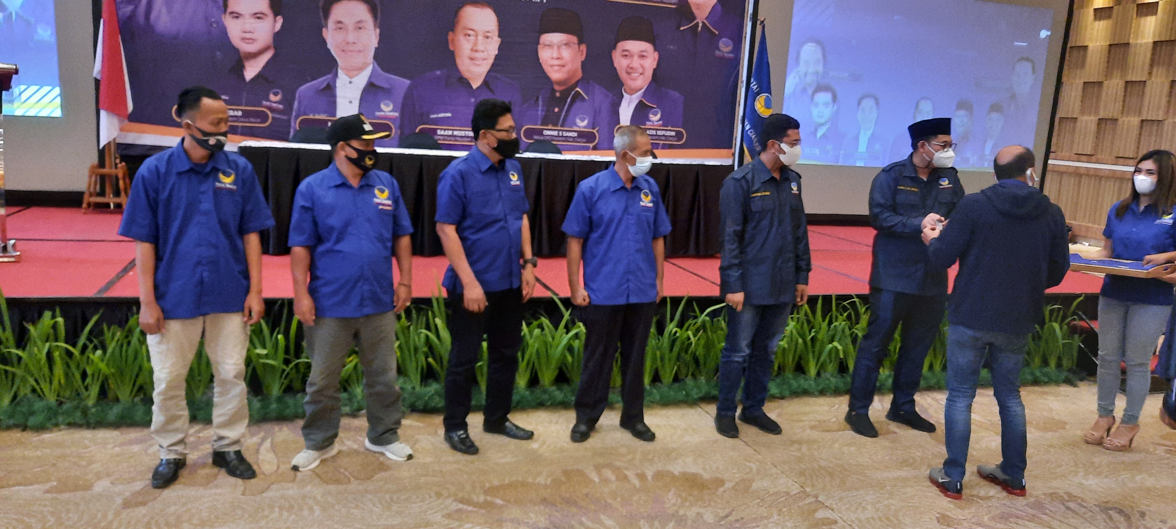 Ketua DPW Partai NasDem Jawa Barat, Saan Mustofa, didampingi Ketua DPD Kabupaten Cianjur, Onie S Sandi, serahkan KTA-e, Minggu (25/4)