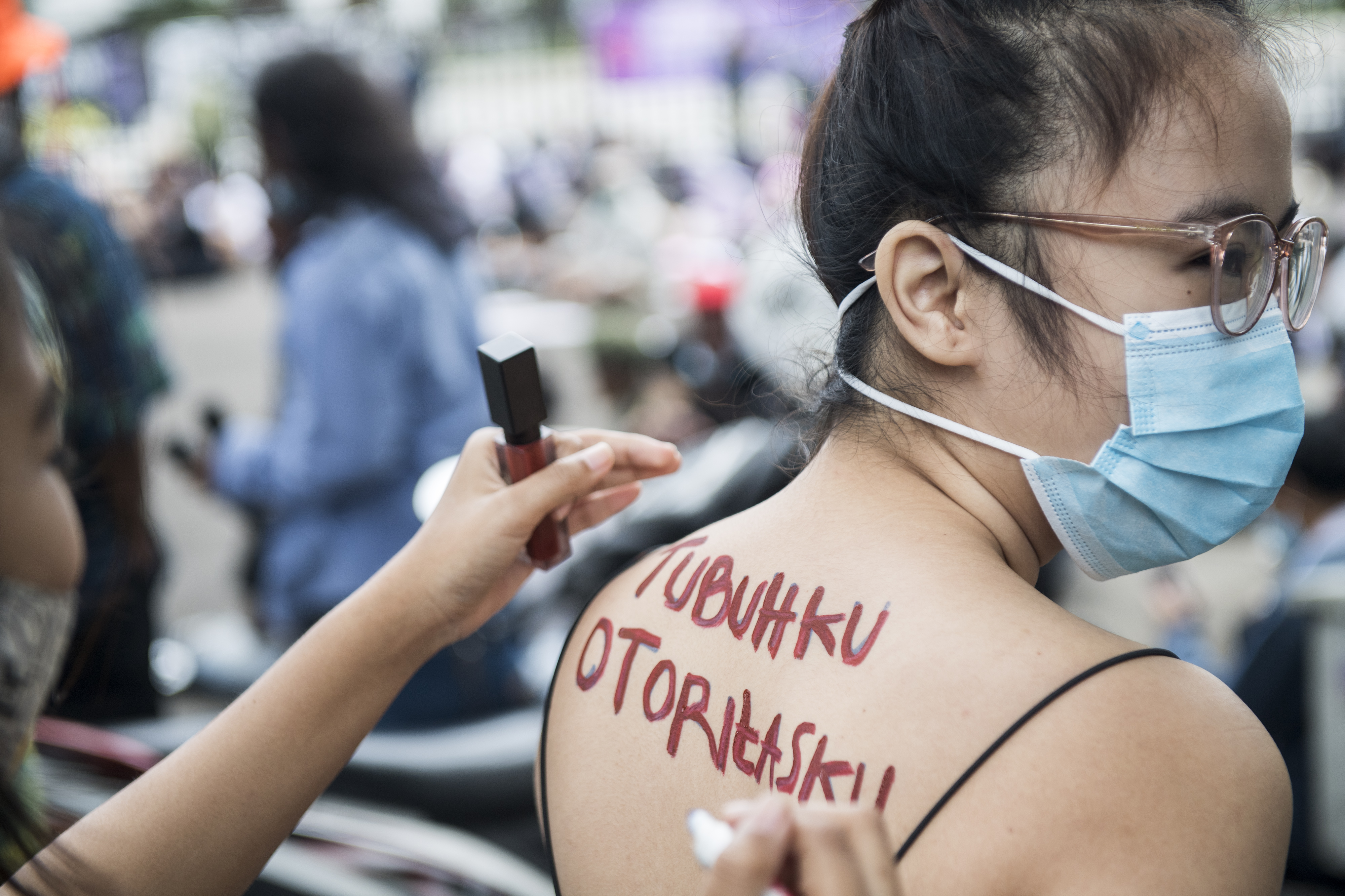 Aktivis Simpul untuk Pembebasan Perempuan saat unjuk rasa Hari Perempuan Internasional di Bandung,  Senin (8/3/2021)