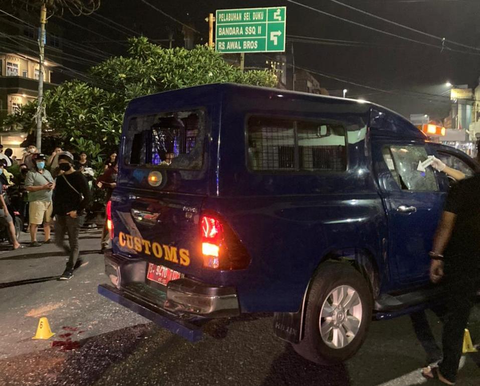 etugas Bea Cukai Kantor Wilayah DJBC Riau diserang oleh orang tak dikenal saat operasi yang diduga membawa rokok ilegal.