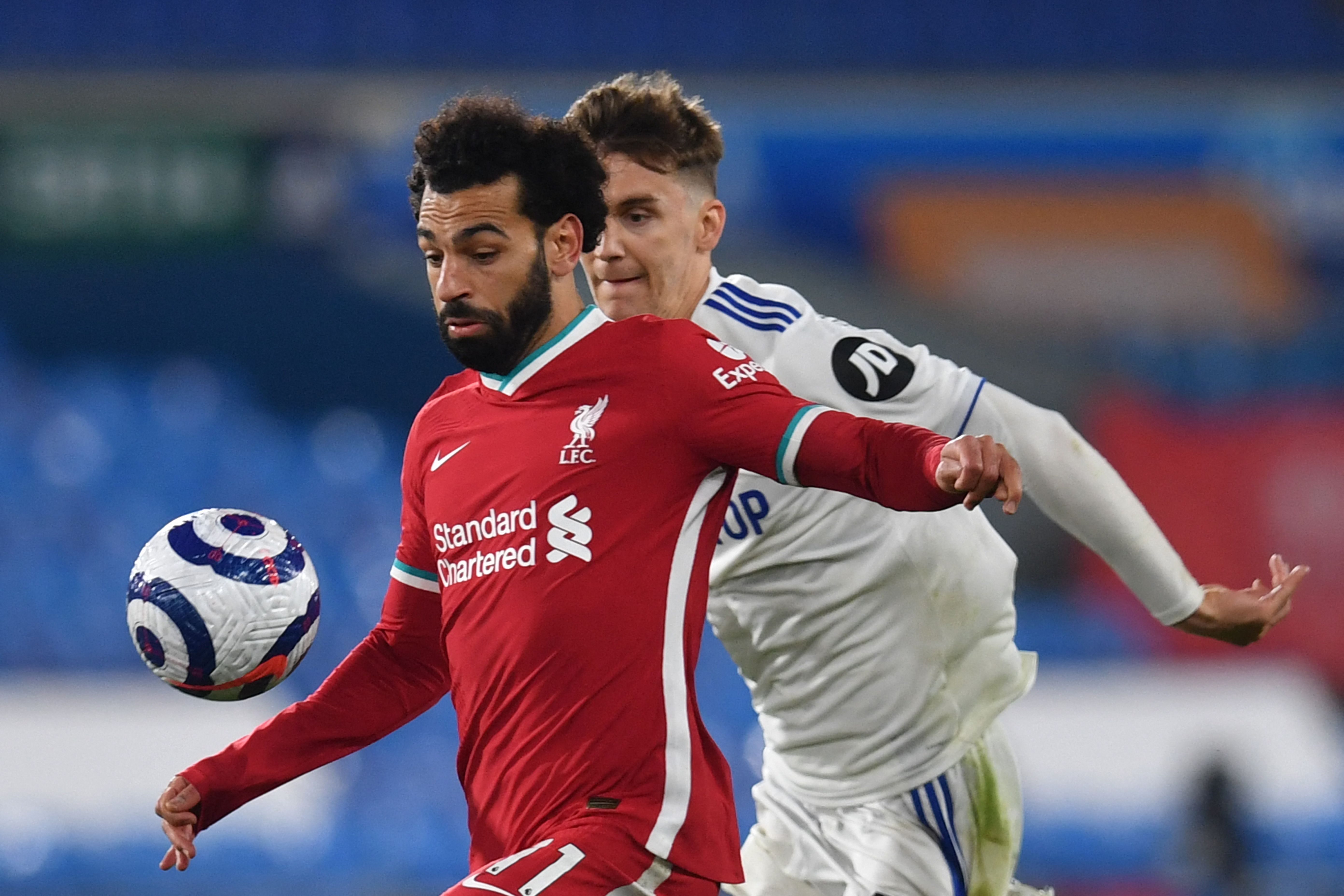 Pemain Liverpool Mohamed Salah saat bertahan dari serangan pemain Leeds United.