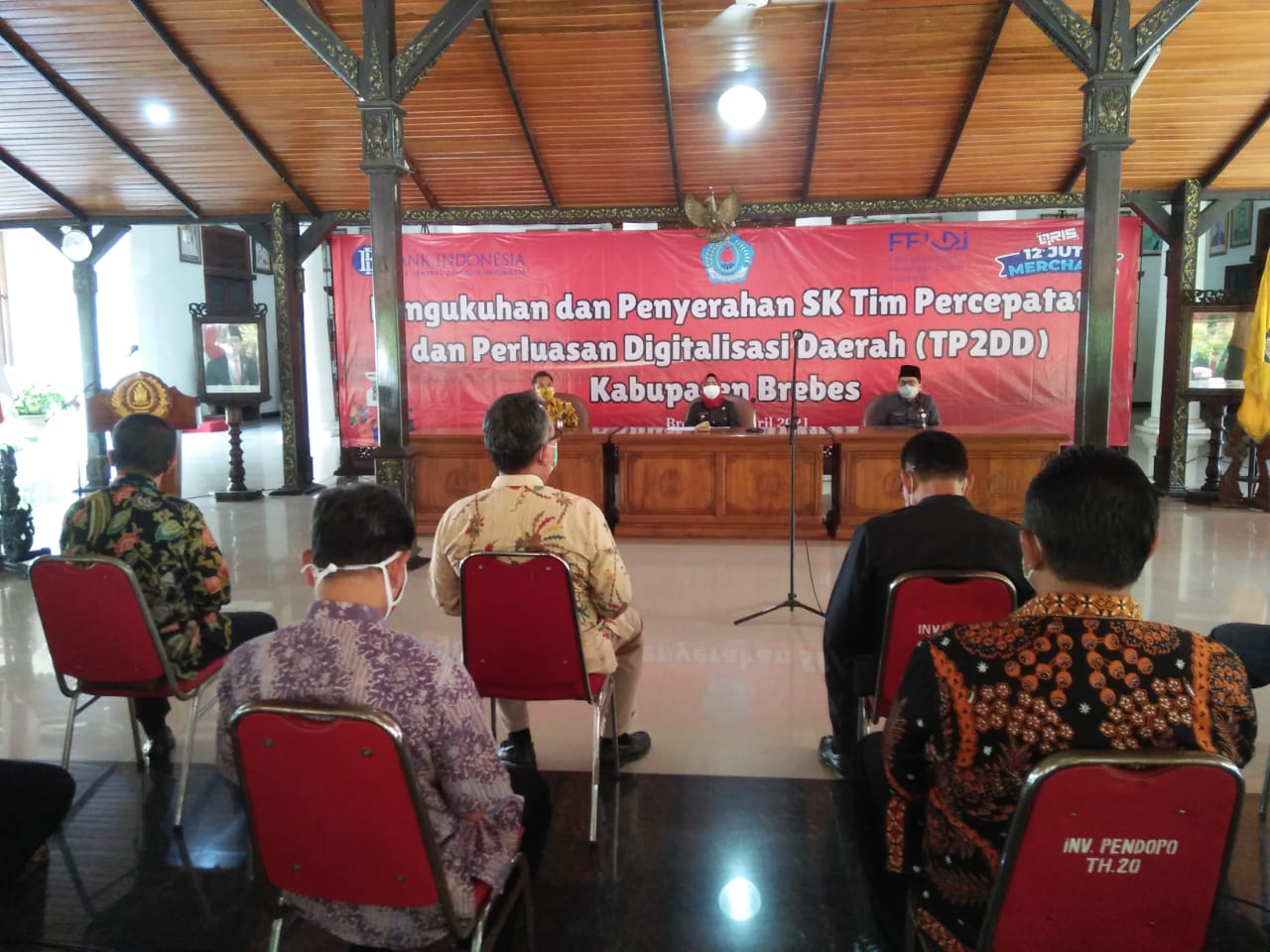 Kepala KPw BI Tegal, M.Taufik Amrozi (batik kuning) dan Bupati Brebes, Idza Priyanti usai pengukuhan TP2DD di pendopo rumah dinas bupati 