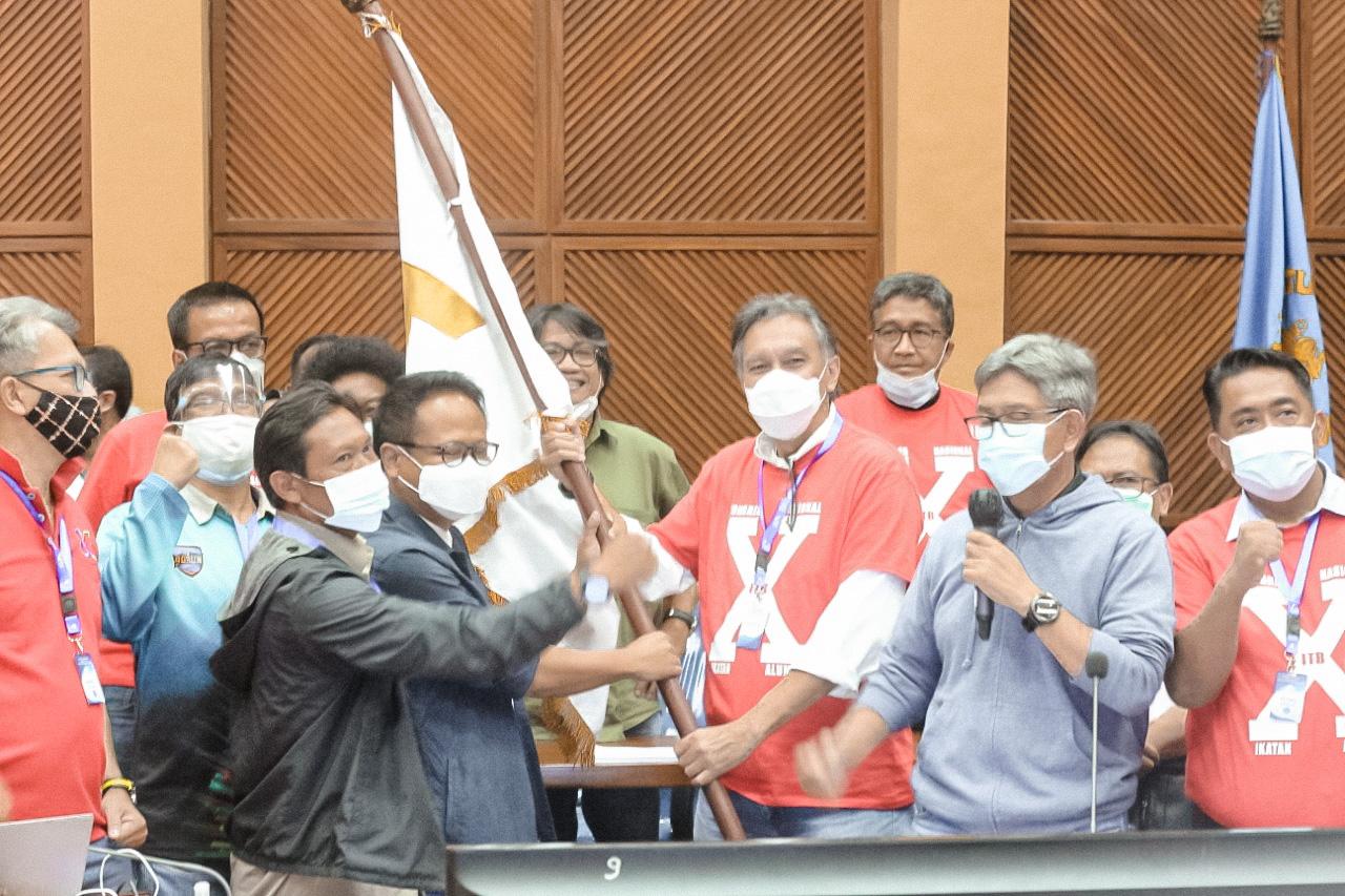   Gembong Primadjaja menerima simbol peralihan kepengurusan IA ITB dari ketua sebelumnya Ridwan Djamaluddin. 