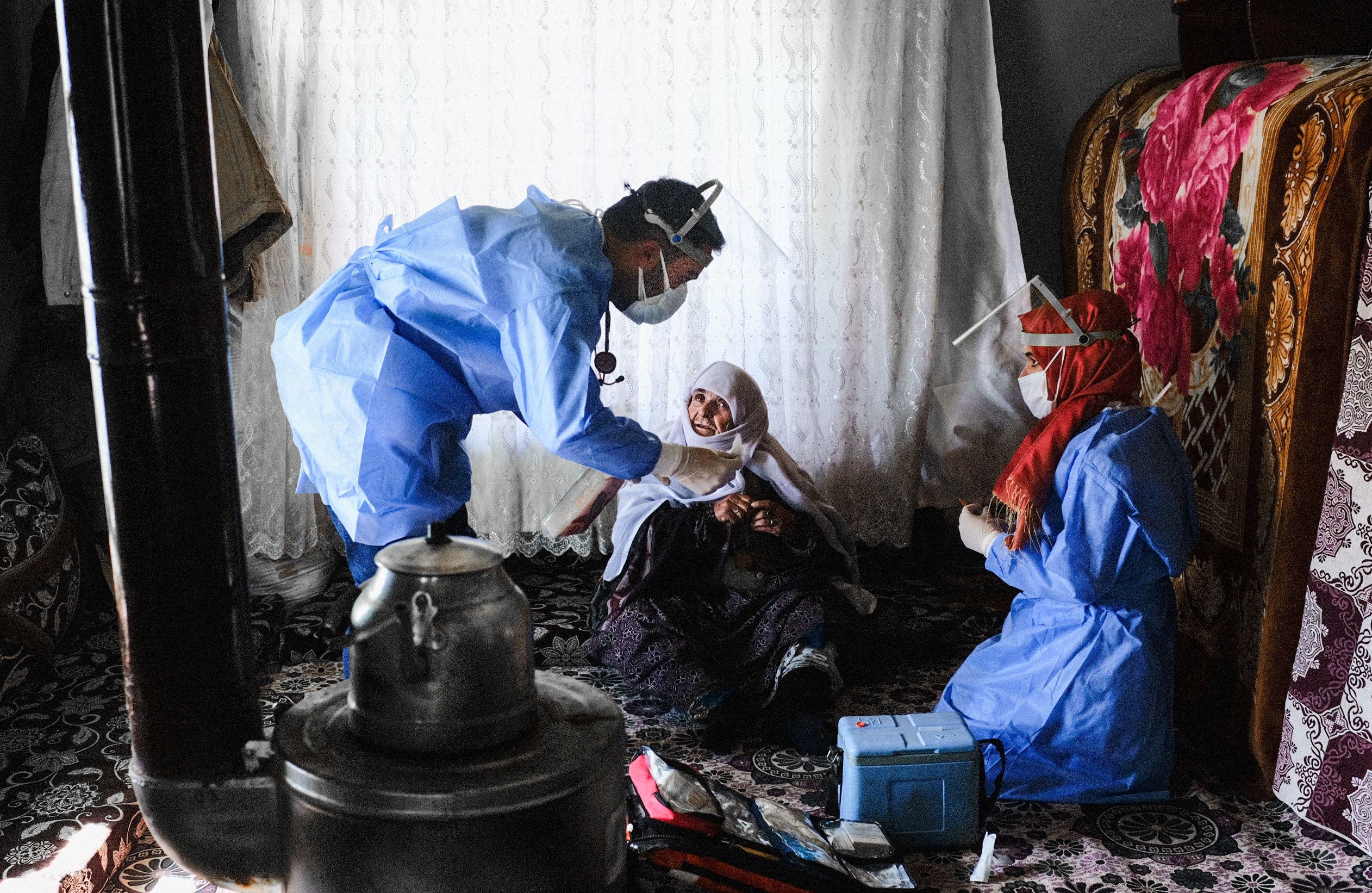 Seorang warga bersiap menerima vaksin covid-19 di Desa Guneyyamac, Turki.