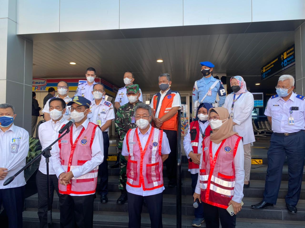  Menteri Perhubungan, Budi Karya Sumadi menggelar konfrensi pers Pelaksanaan Hari Pertama Test GeNose C19 di Bandara Husein Sastranegara