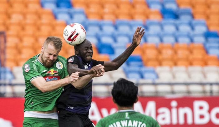 Pemain PSS Sleman (hijau) dan pemain Persik Kediri berduel dalam laga penyisihan Grup Piala Menpora 2021, Kamis (1/4). 