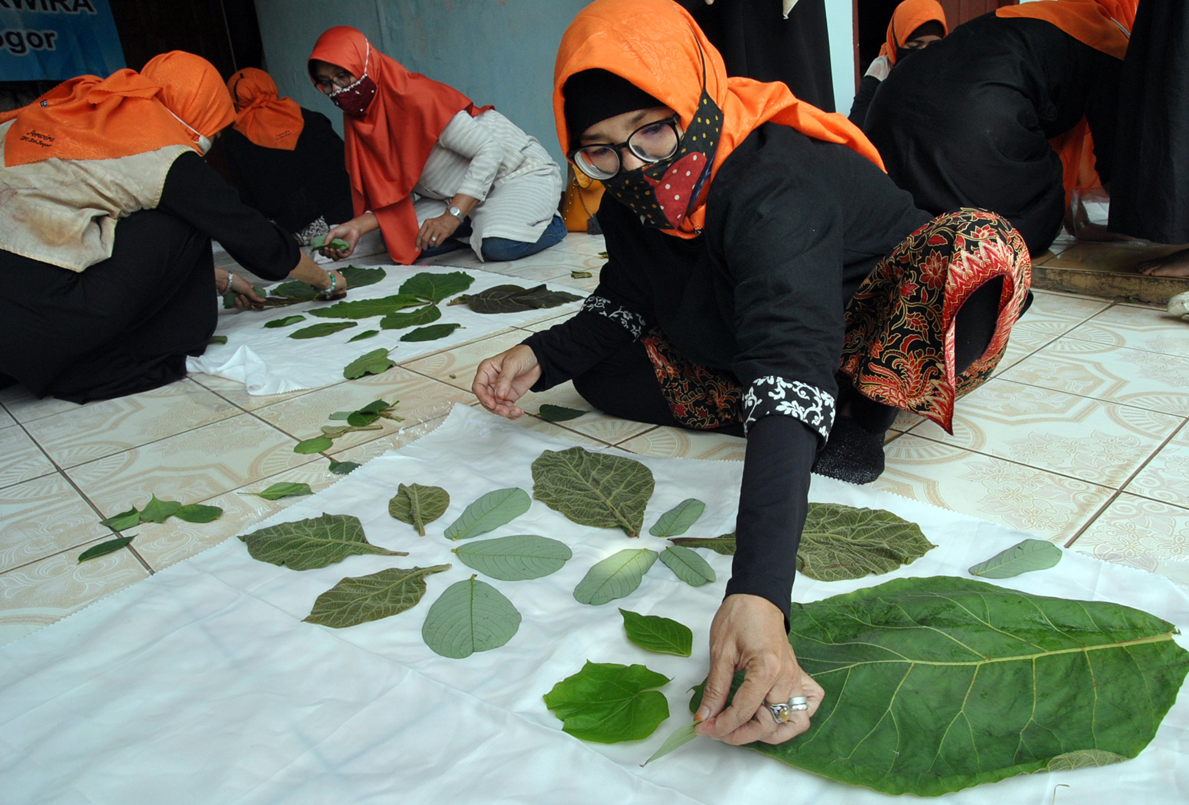 PELATIHAN: Sejumlah peserta mengikuti pelatihan membuat kain dengan teknik ecoprint di Sekretariat Perkumpulan Perempuan Wirausaha, Bogor.