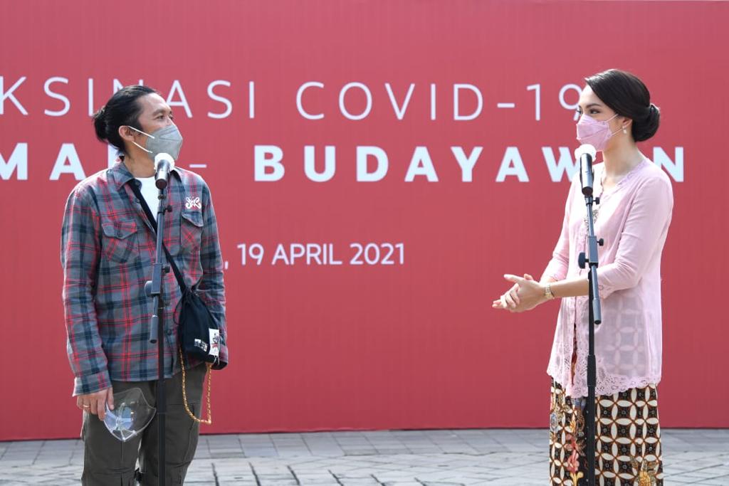 Bimbim Slank (kiri) usai divaksinasi covid-19