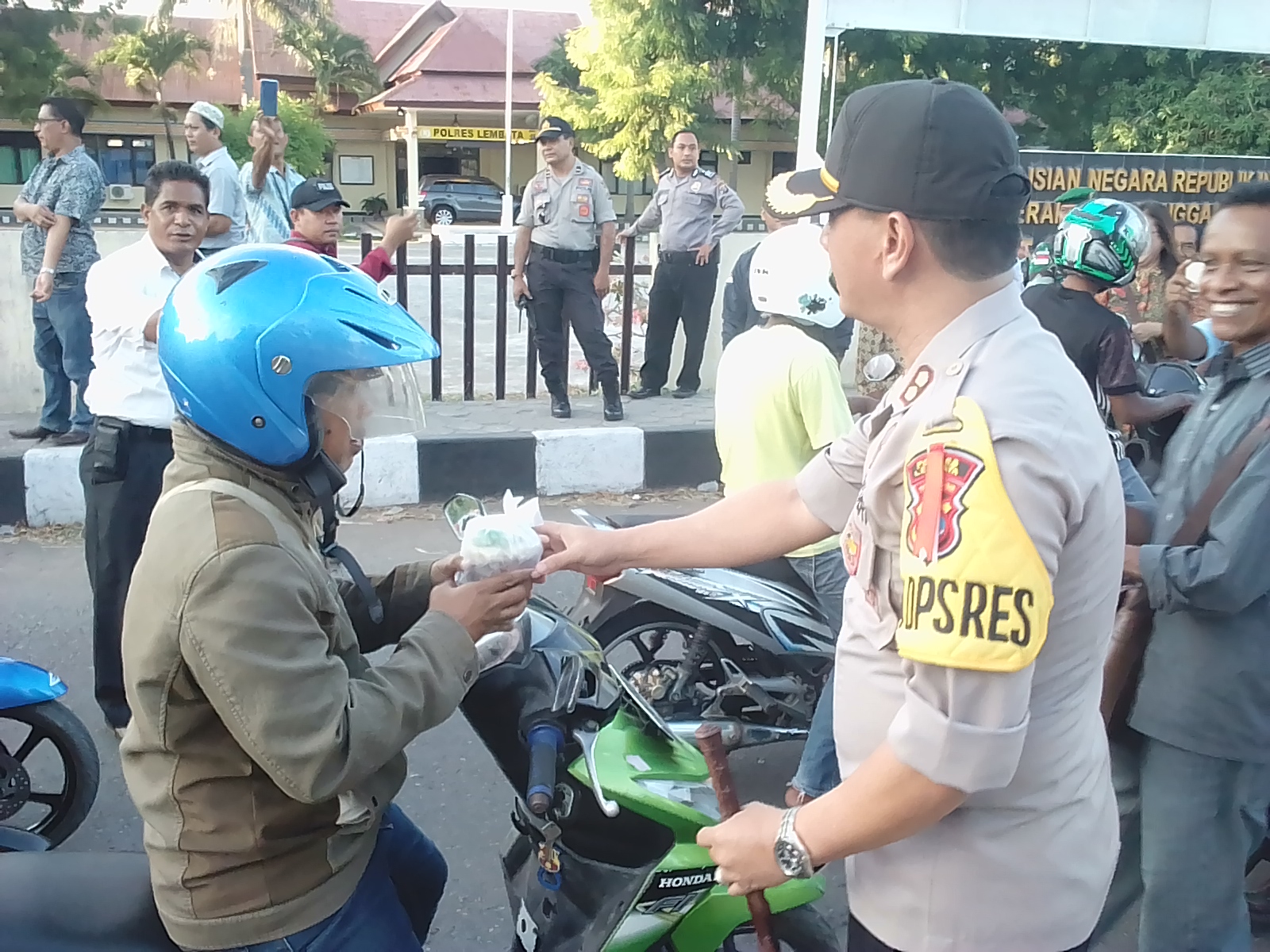  Polres Lembata Ajak FKUB Bagi Bagi Takjil Untuk Warga Lembata Yang Berbuka Puasa