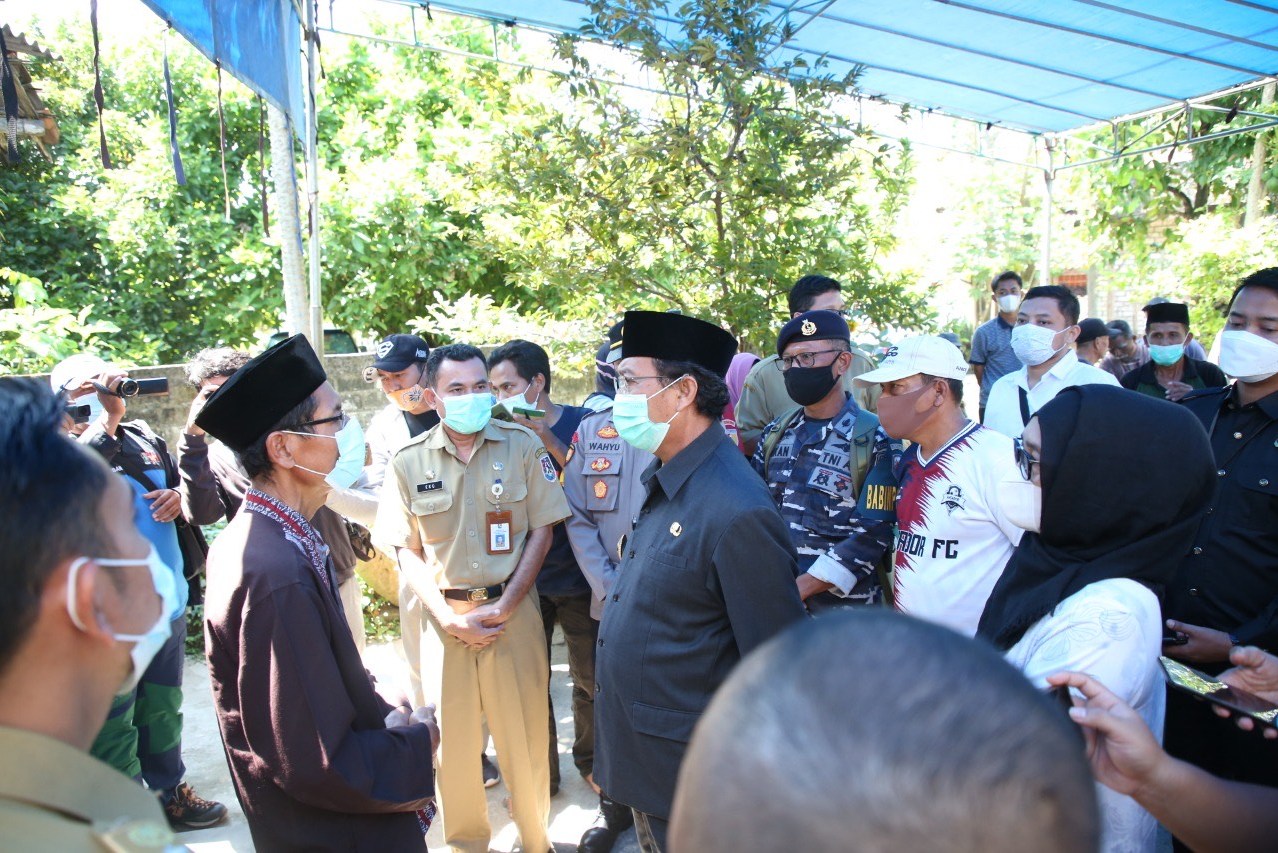 Bupati Fahul Huda bersama istri mengunjungi rumah duka korban tenggelamnya KRI Nanggala 402, Raditaka Margiansyah di Desa Kesamben.