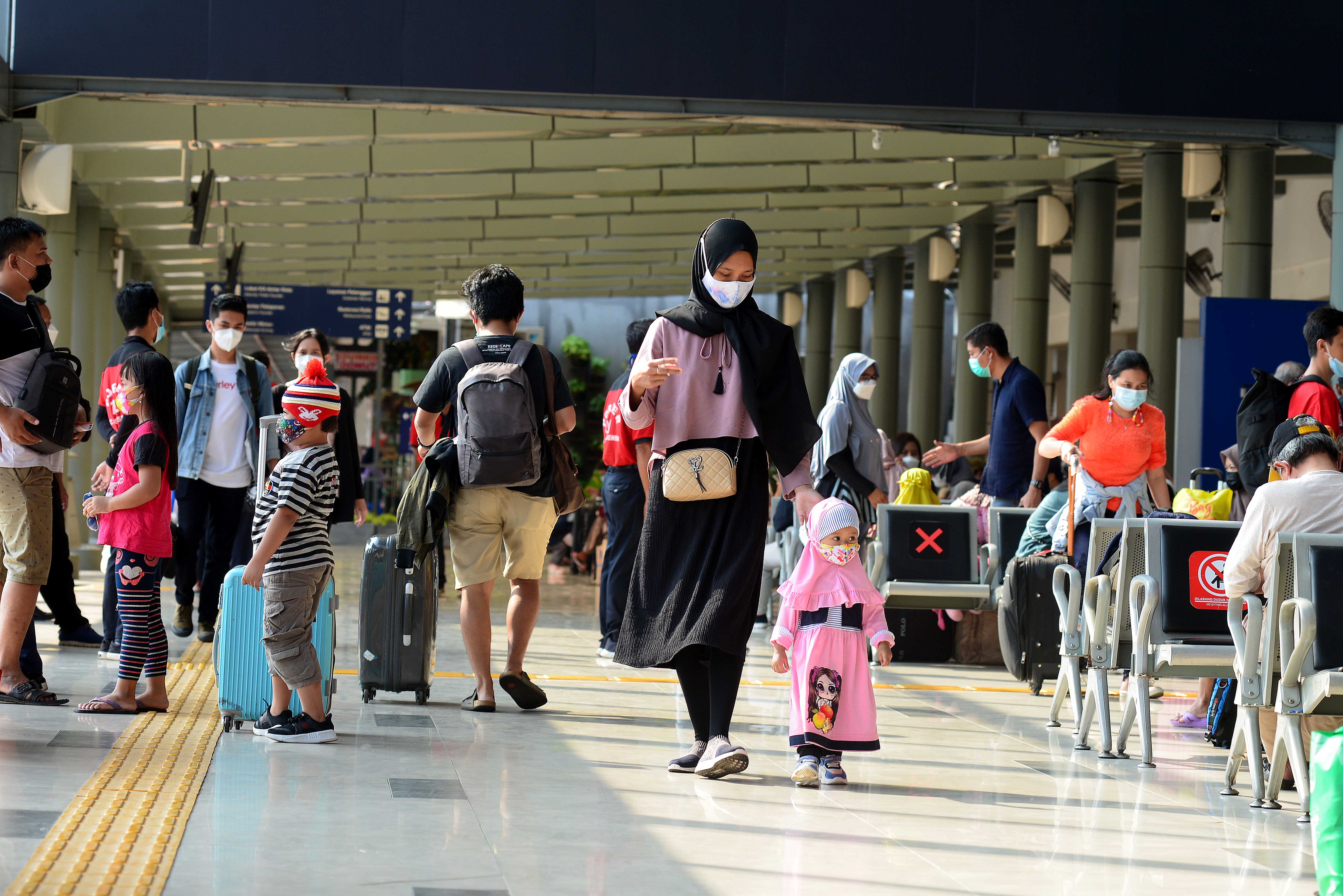 Suasana ruang tunggu keberangkatan yang dipenuhi calon penumpang di Stasiun Pasar Senen, Jakarta, Minggu (25/04/2021)