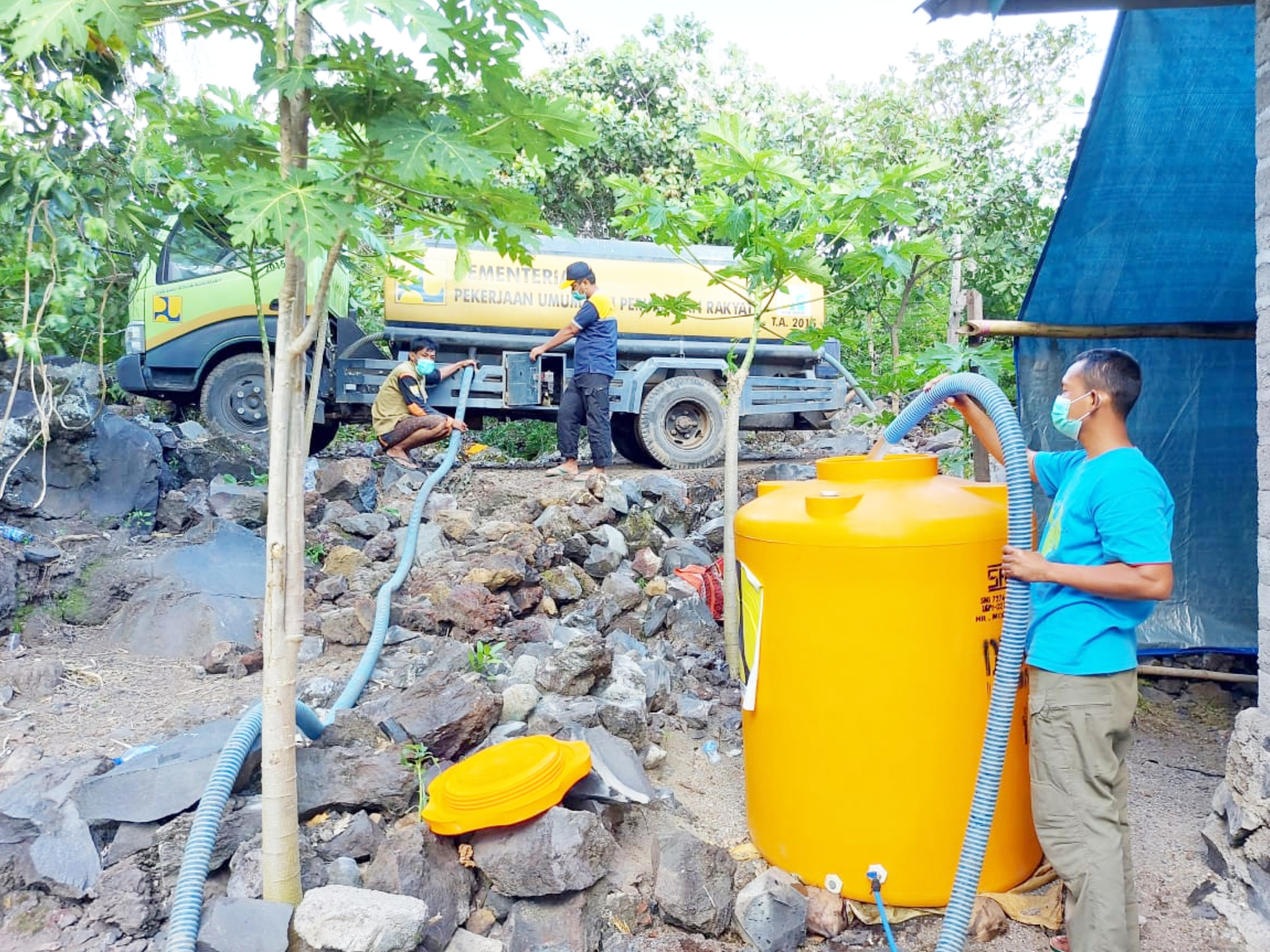 Penyaluran air bersih di posko-posko pengungsian bencana Adonara.