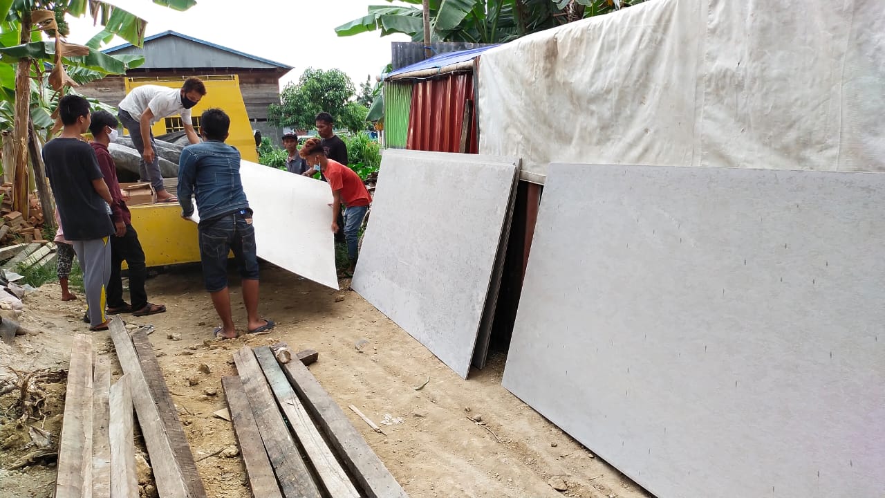 Bantuan tahap ke enam dari Hush Puppies, Transmarco, bersama BenihBaik.com yang disalurkan melalui Media Group Peduli di Suawesi Barat.