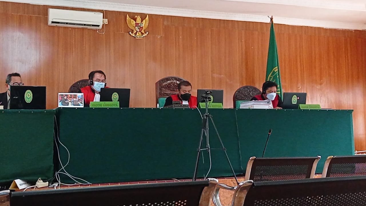 Sidang di PN Palembang, Sumsel menghadirkan terdakwa pengedar narkoba secara virtual, Jumat (16/4)