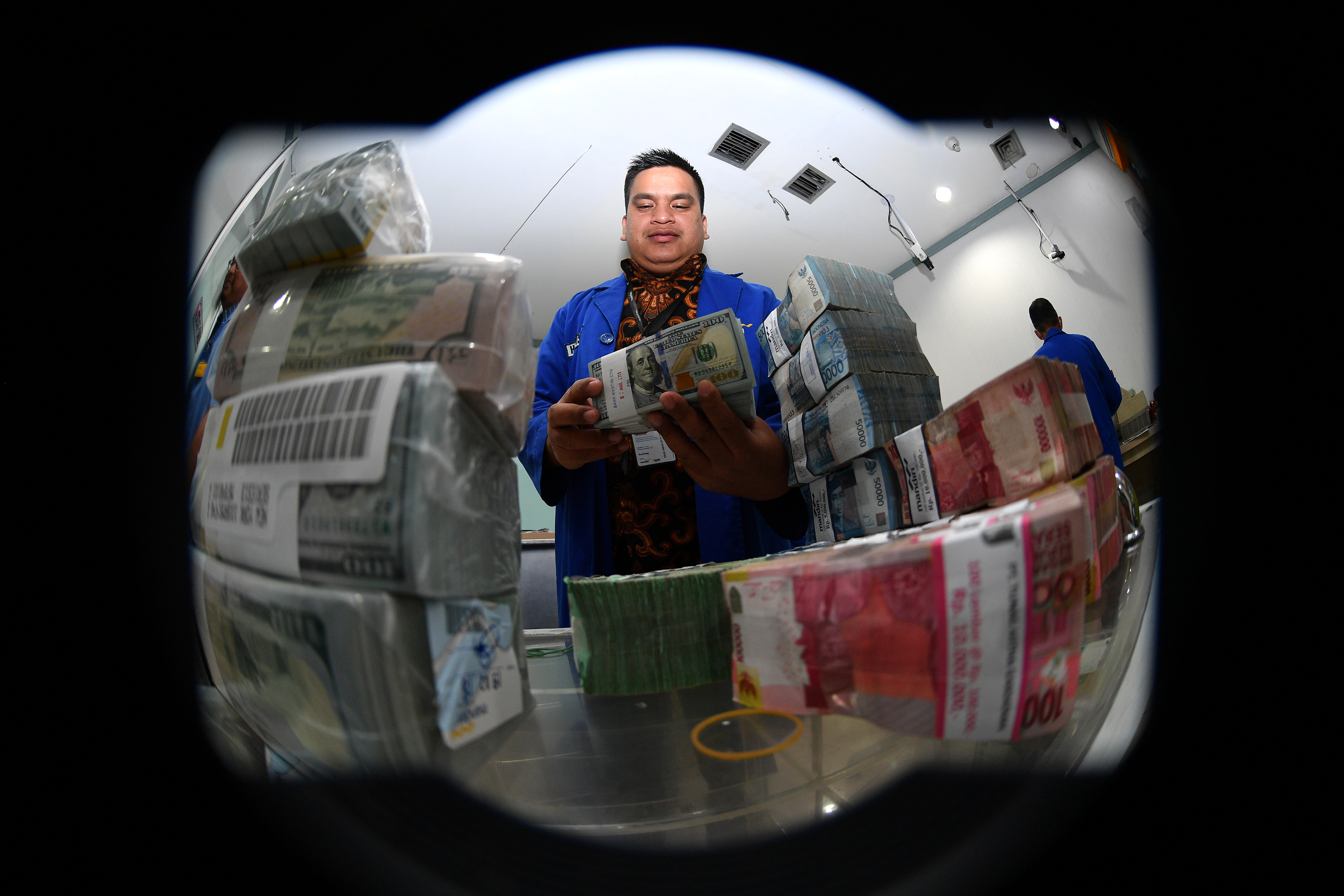 Petugas menata uang dolar AS dan Rupiah di cash centre