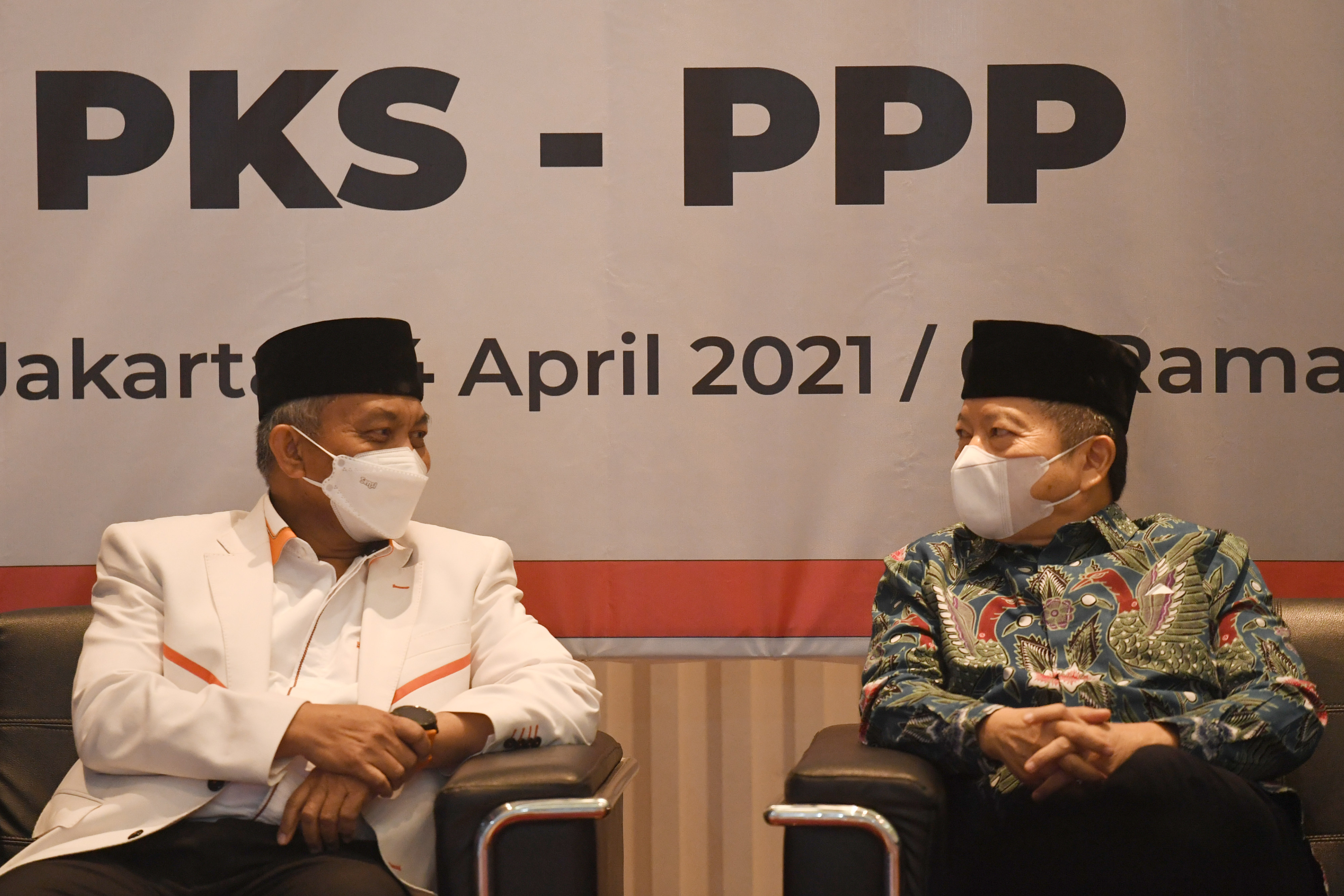 Presiden PKS Ahmad Syaikhu (kiri) berbincang dengan Ketua Umum PPP Suharso Monoarfa di DPP PKS, Rabu (14/4).
