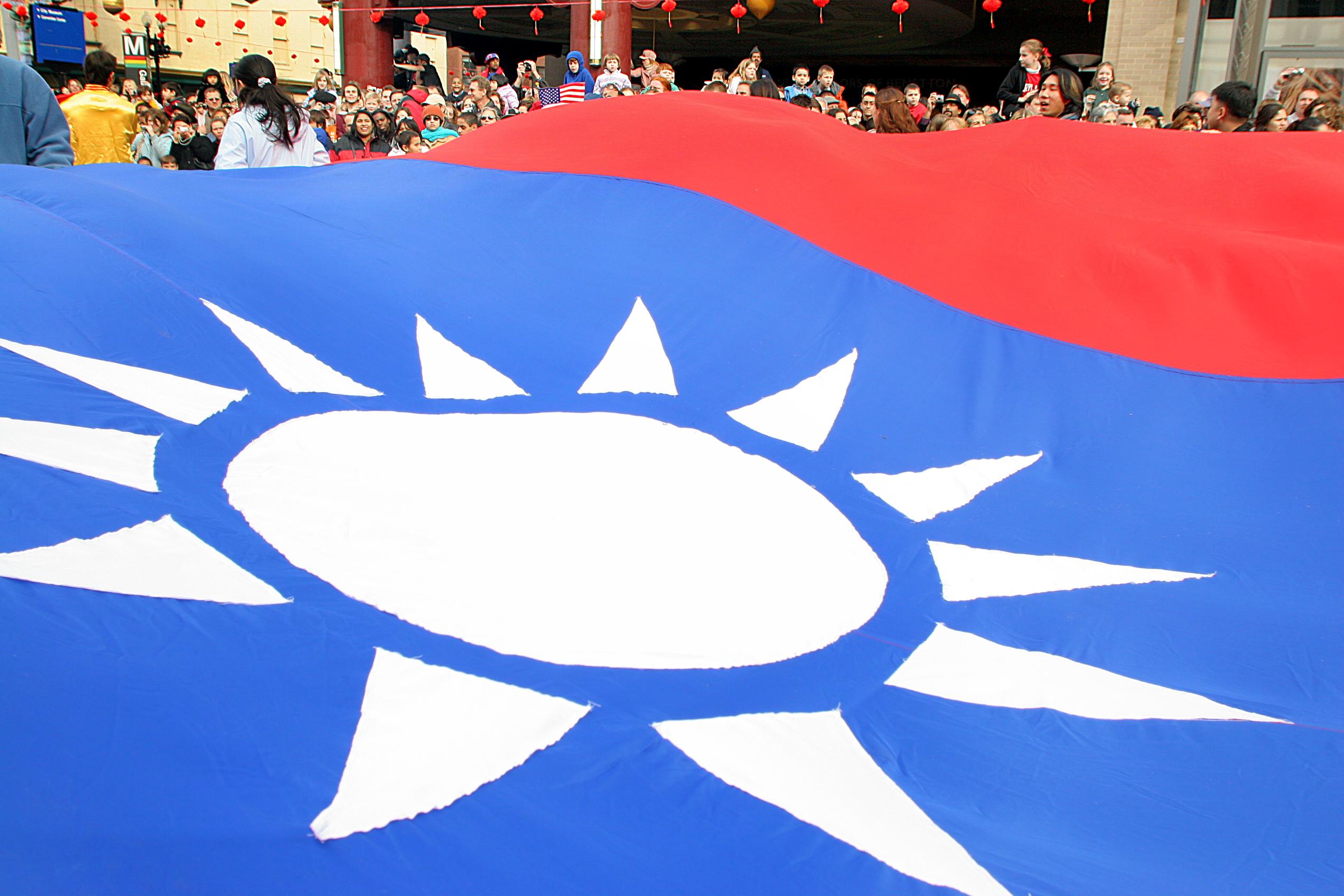 Ilustrasi--Bendera raksasa Taiwan dibentangkan di New York saat perayaan Imlek 2005.