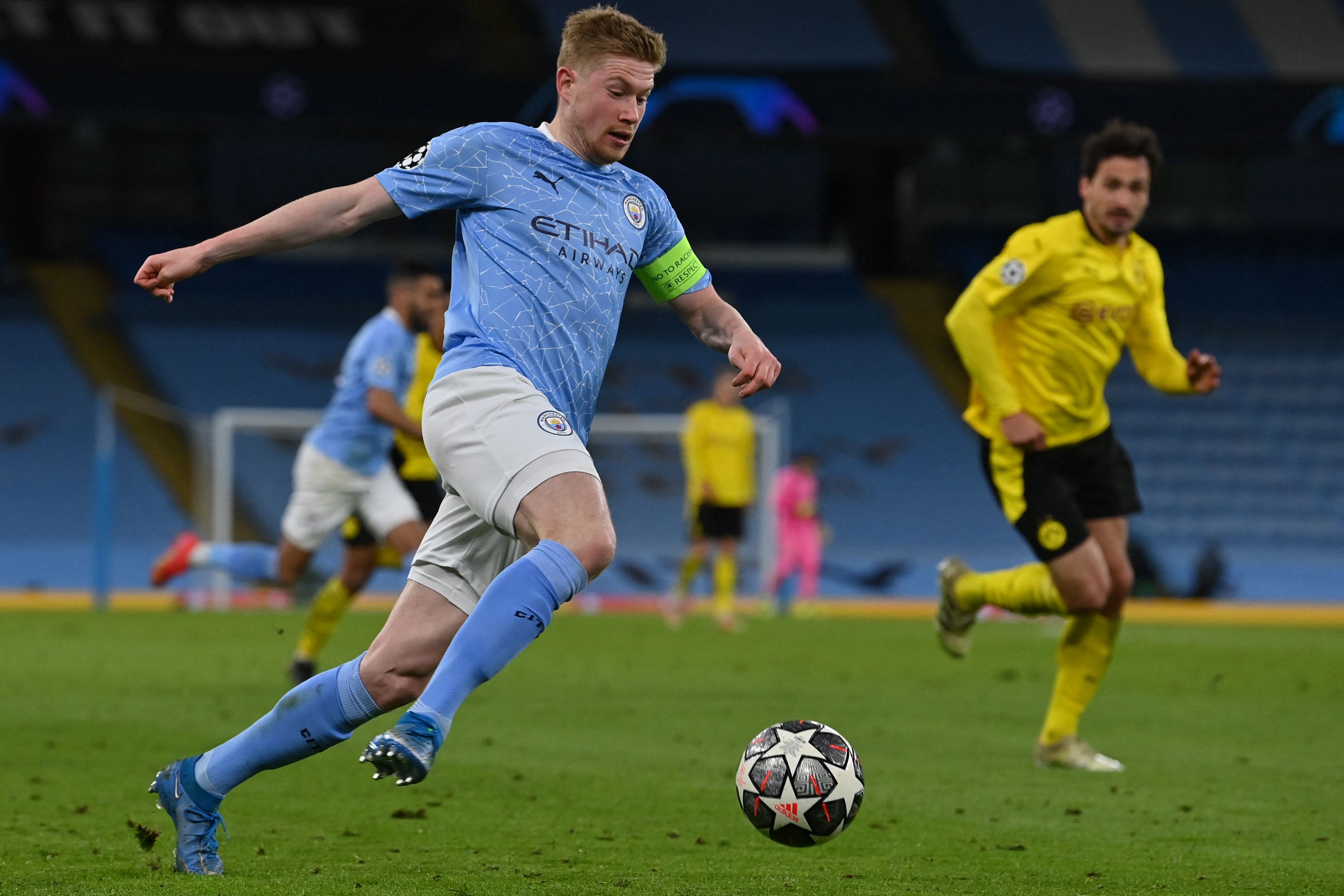 Aksi gelandang Manchester City Kevin De Bruyne (kiri) menggiring bola saat timnya menghadapi Borussia Dortmund. 