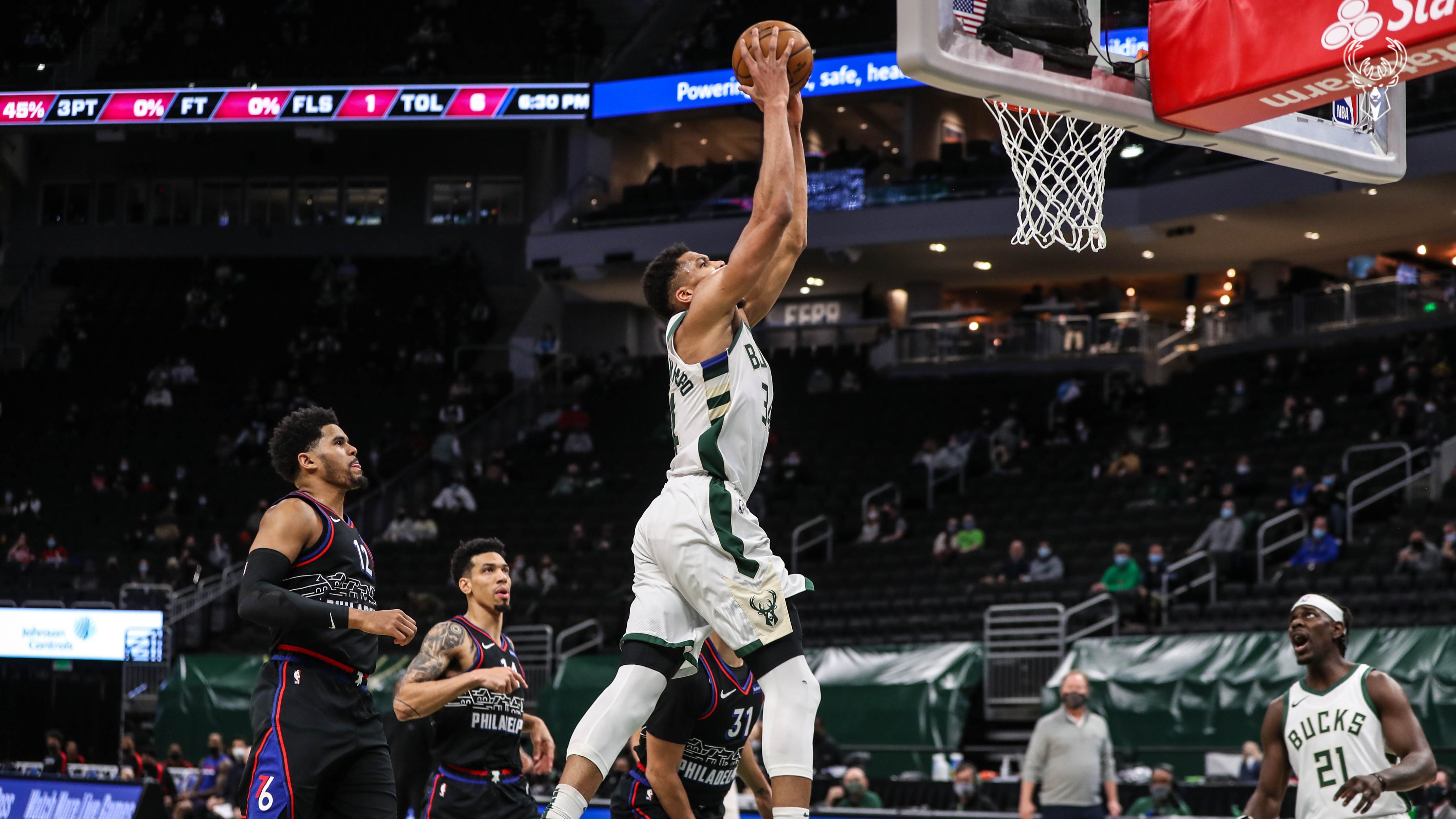 Giannis Antetokounmpo melalukan slam dunk dalam laga NBA melawan Philadelphia 76ers.