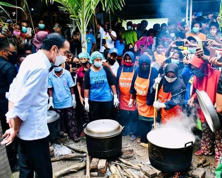 Presiden Jokowi turut mengunjungi Dapur Umum Baznas yang didirikan di Kantor Kecamatan Ile Ape, Kabupaten Lembata, Nusa Tenggara Timur.