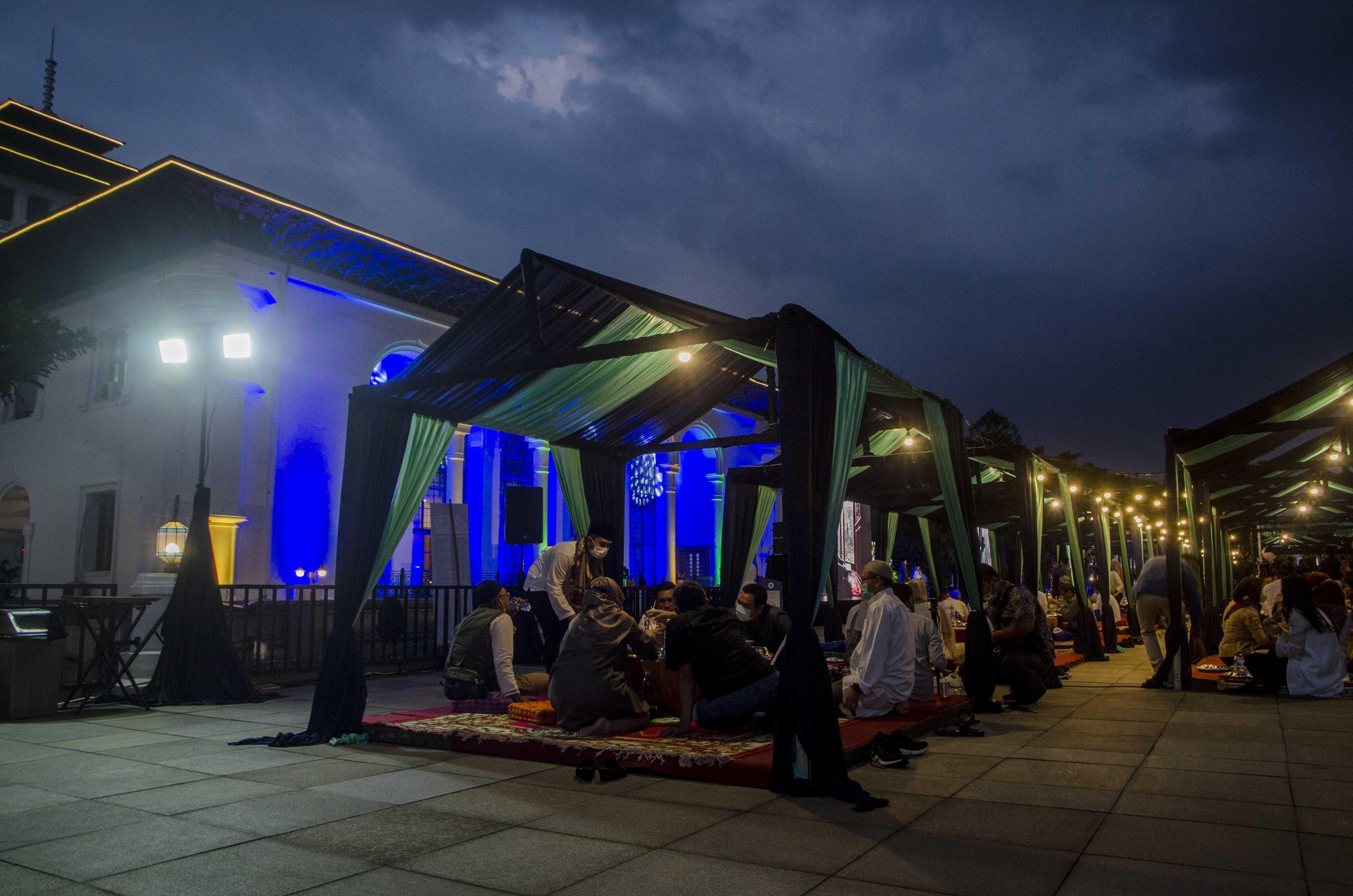 Warga menikmati makanan berbuka saat Kegiatan Buka Bersama On The Screen (Bubos) 2021 di Gedung Sate Bandung, Sabtu (24/4/2021)