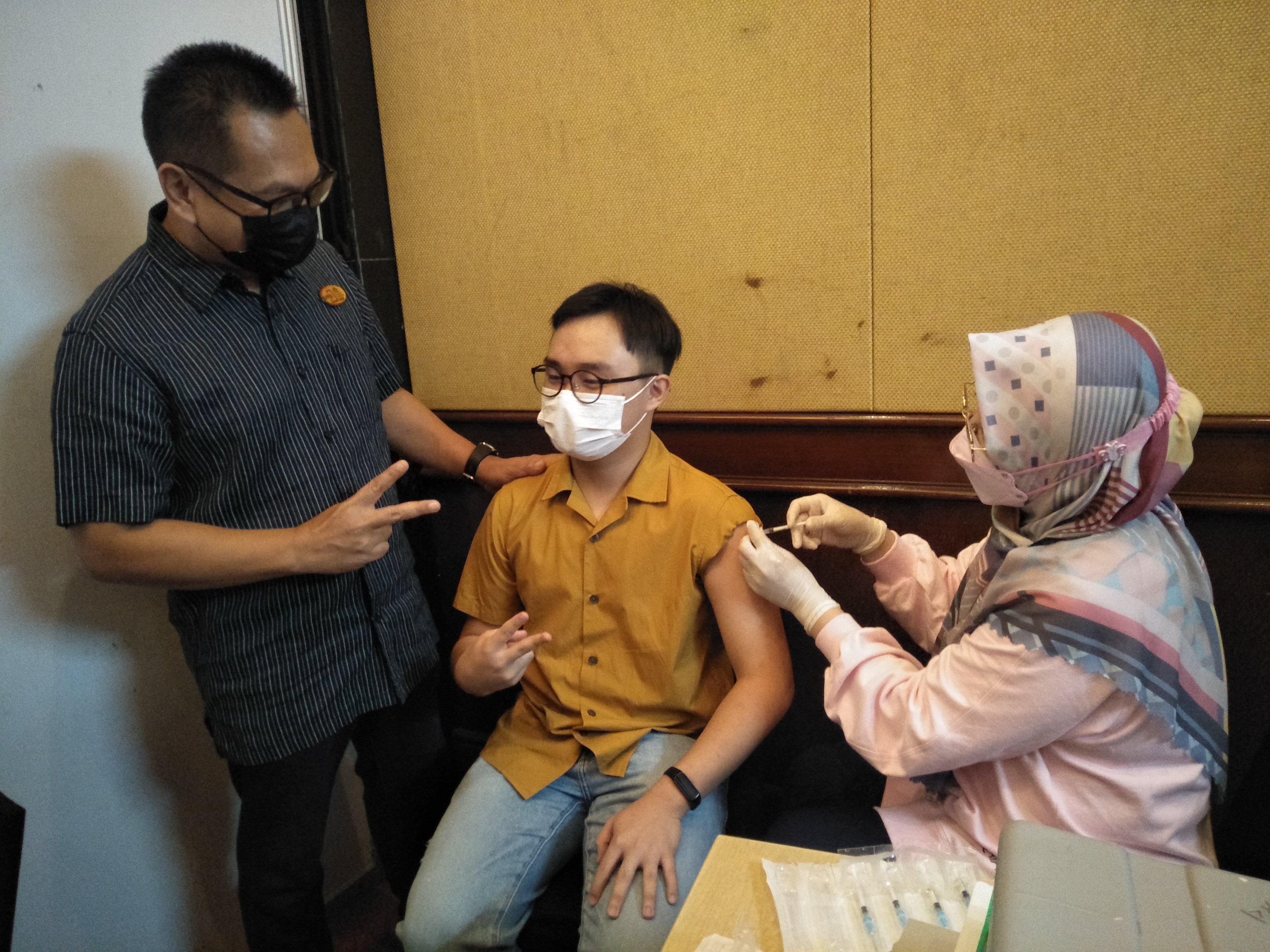 Ketua DPD Asosiasi Pengelola Pusat Belanja Indonesia (APPBI) Jawa Barat Arman Hermawan menyaksikan seorang pekerja divaksinasi