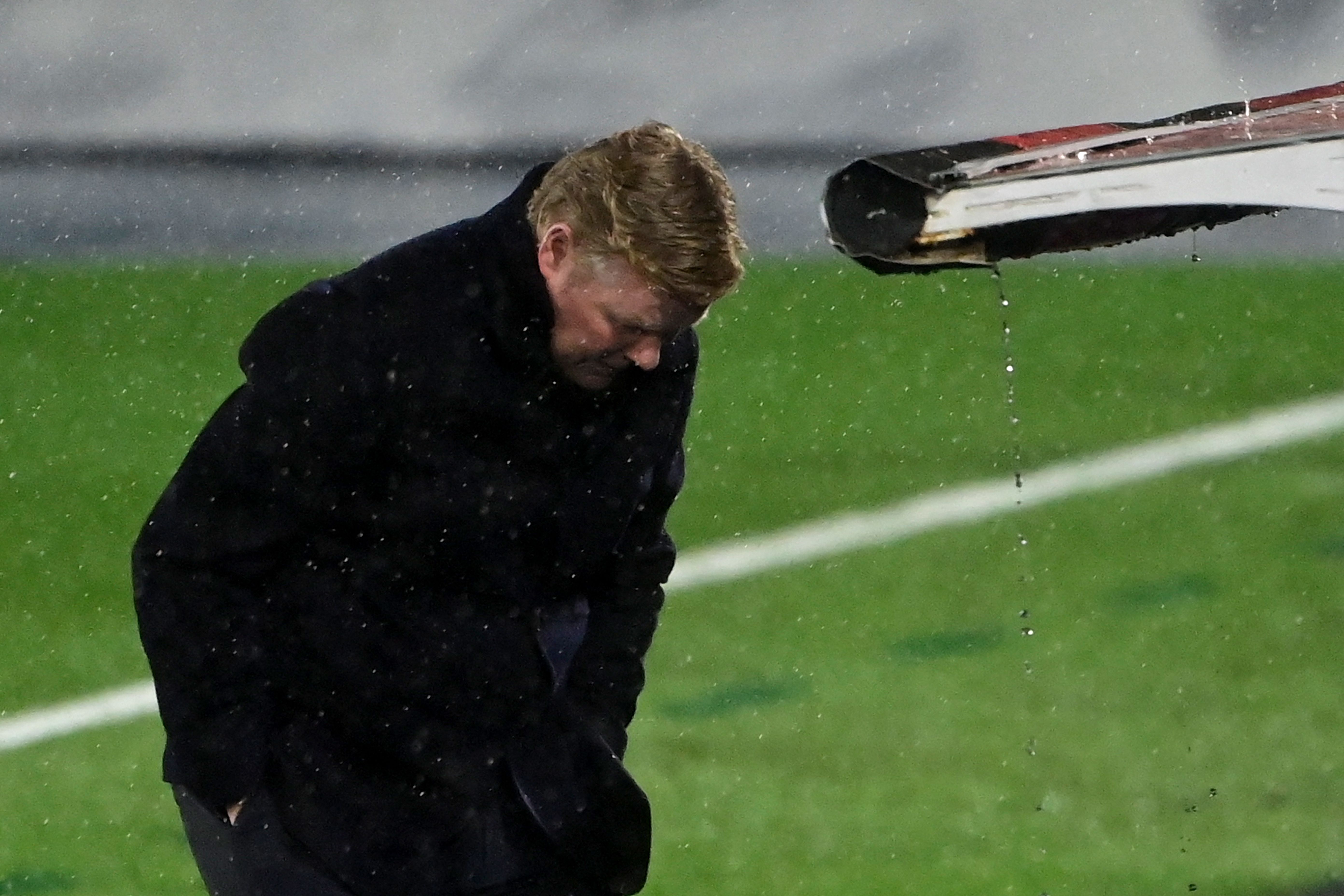 Ekspresi pelatih Barcelona Ronald Koeman saat laga El Clasico.  