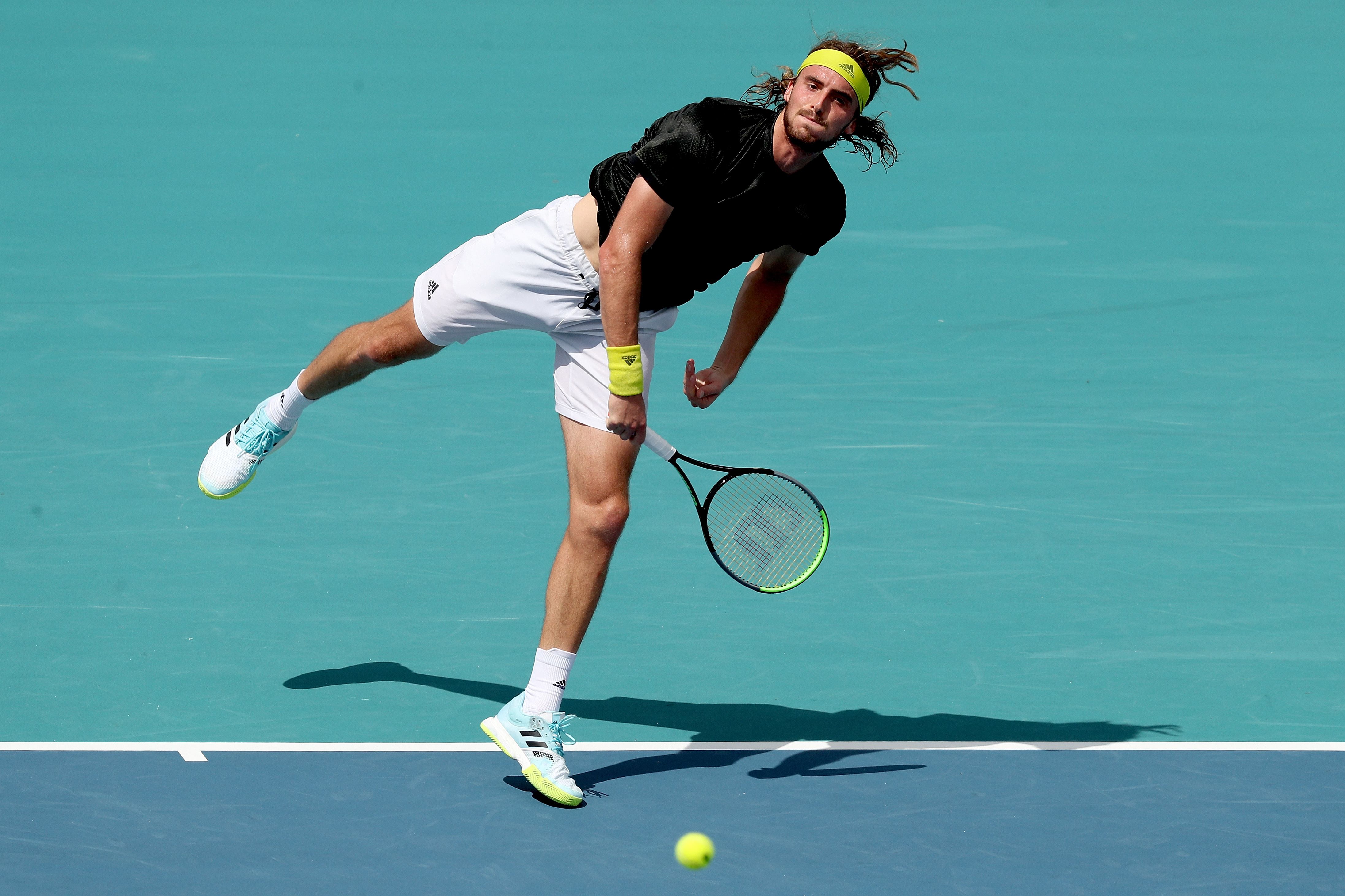 Aksi petenis rangking lima dunia Stefanos Tsitsipas di turnamen Miami Terbuka 2021 lalu.